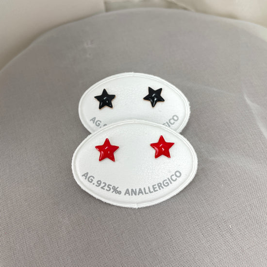 Coppia orecchini lobo stella da 0,8 mm bombata smaltati rosso o nero - chiusura farfallina - Lumiere Bijoux