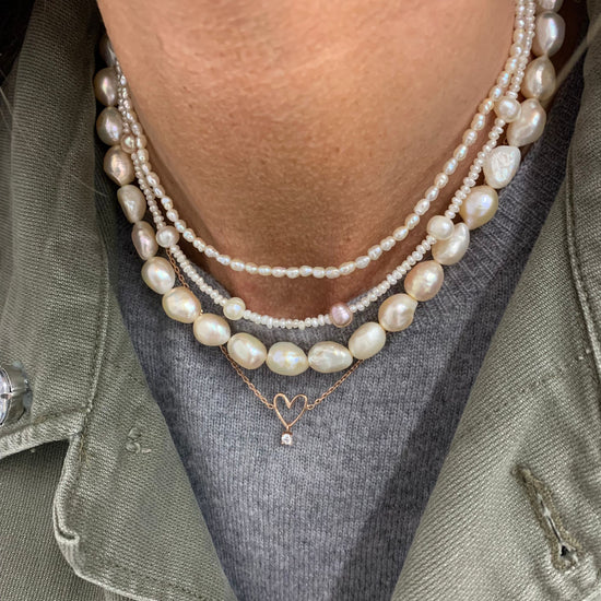 Collana micro perle bianche irregolari da 1 mm alternate da perle tonde da 0,5 mm color lilla , rosa e bianche cm 35 più 5 di allungamento rosè