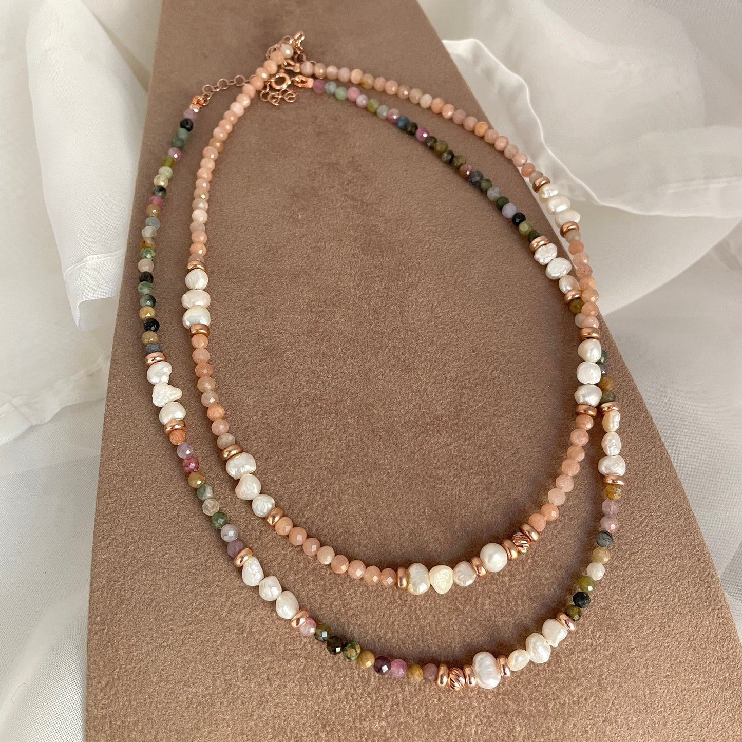 Collana cm 35 cristalli multicolore e tris di perle tra due pepite in argento rosé - Lumiere Bijoux