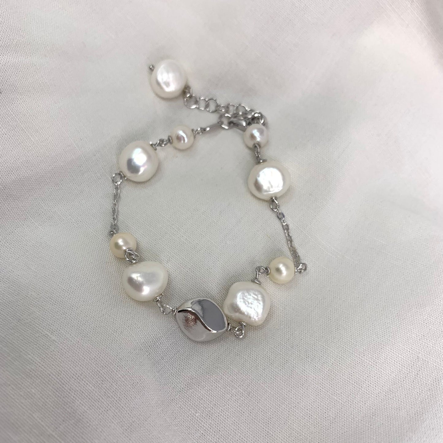 Bracciale argento bianco con perle sassetto bianche e pepita onda