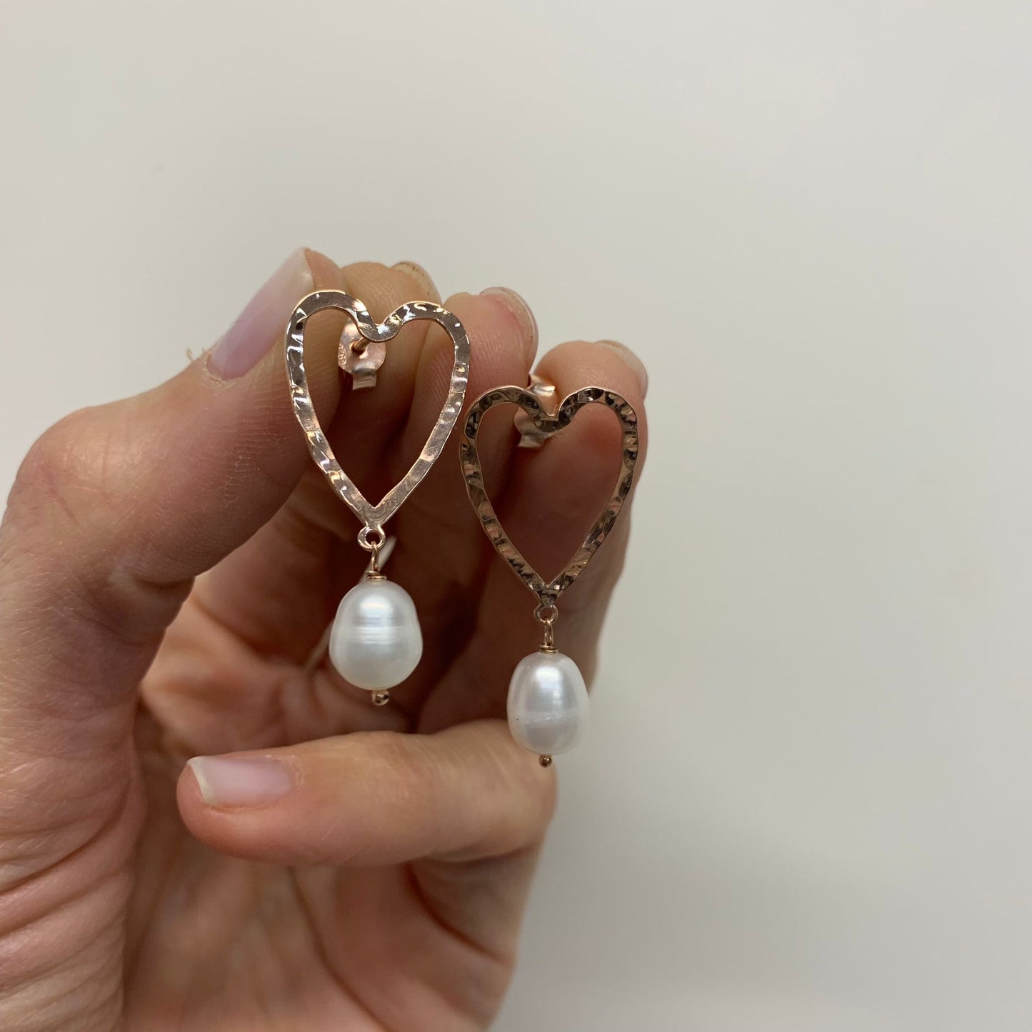 Coppia orecchini cuore lobo allungato battuto 2 cm rosè con perla barocca bianca pendente