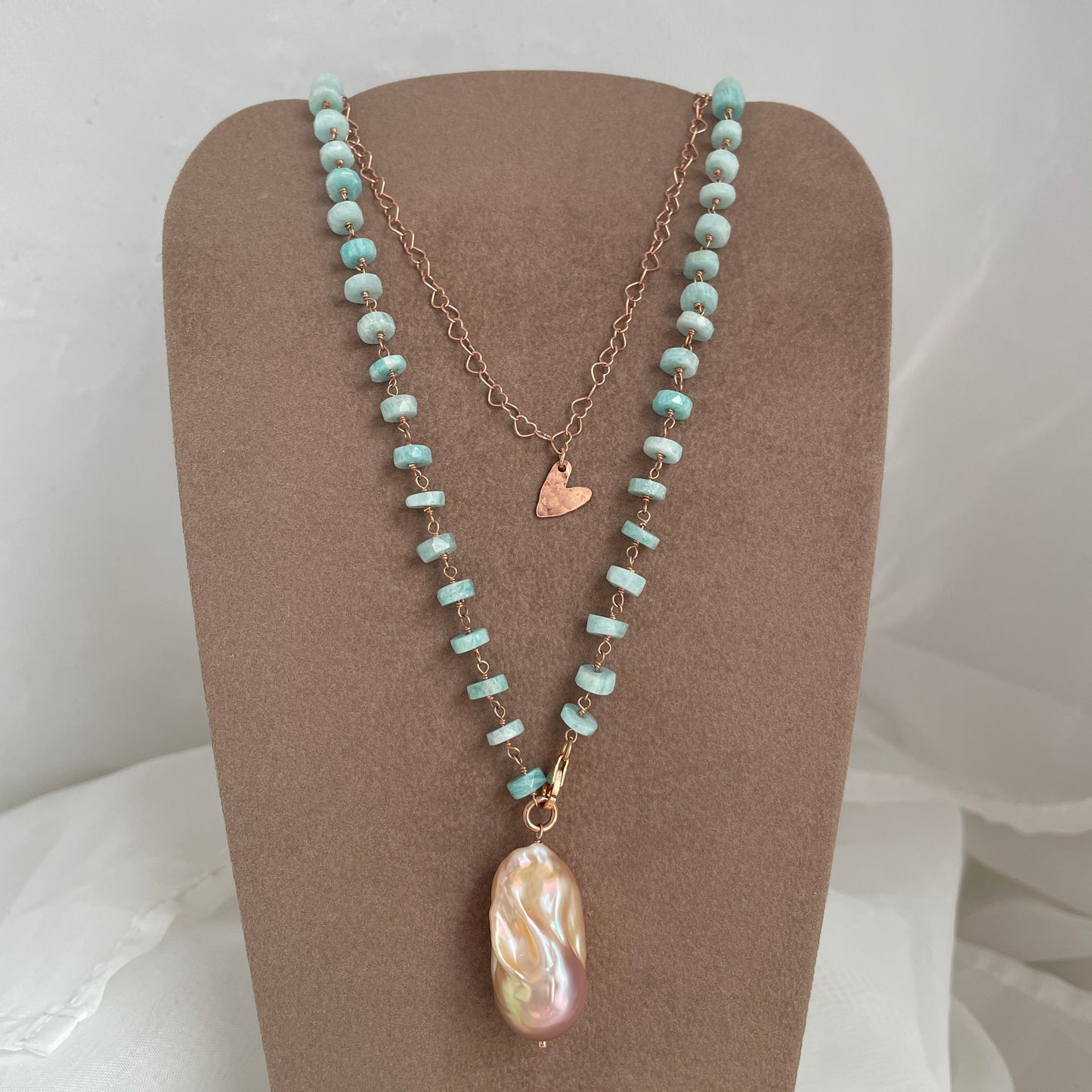 Collana lunga trasformabile pietre rondelle acqua marina e cuori vuoti con perla barocca naturale rosa cm 75 - pezzo unico - Lumiere Bijoux