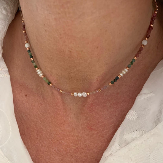 Collana cristalli alternata da perle e sfere rosè con catena rollò cm 35 più 5 di allungamento