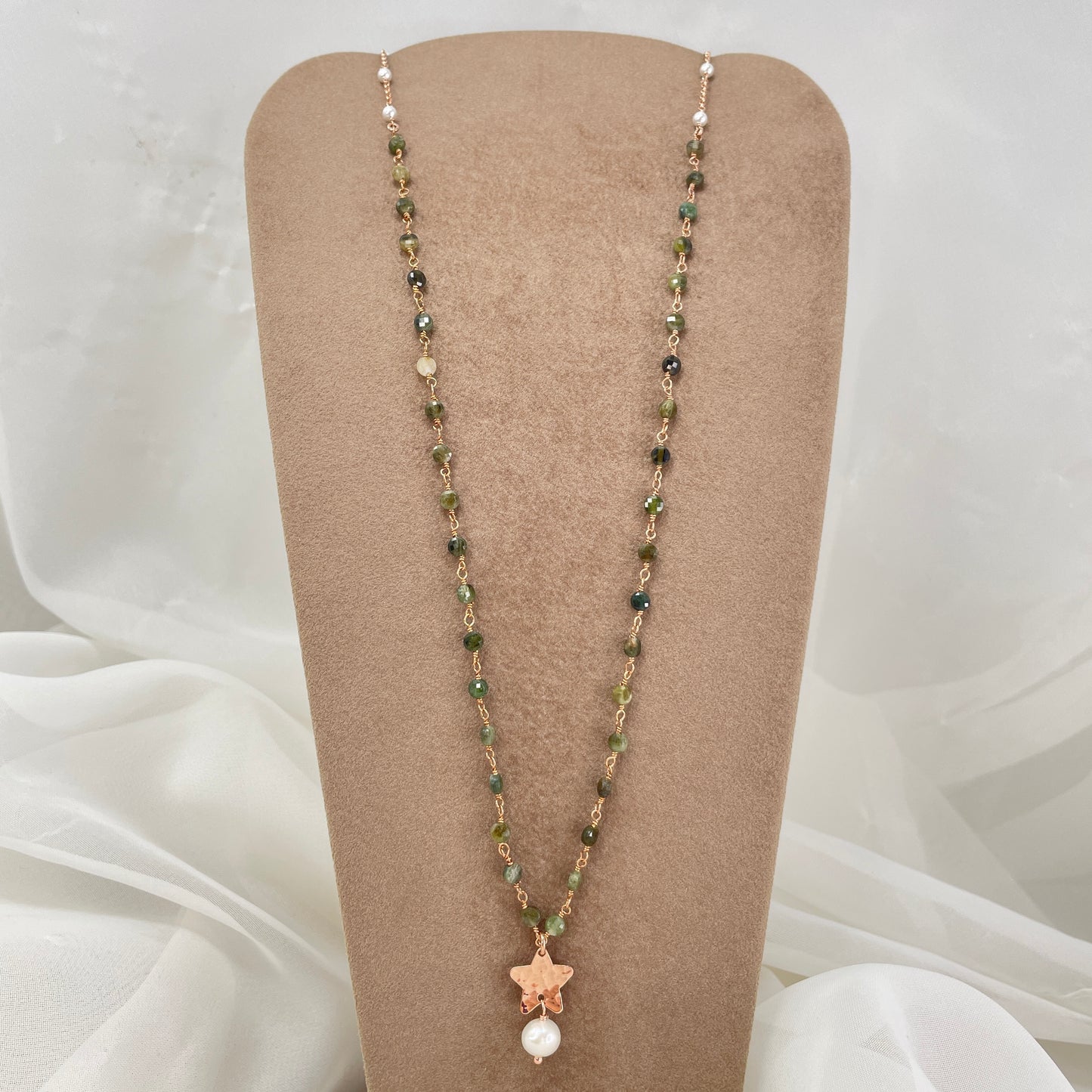 Collana cm 70 rado perle e pietre naturali sui toni del verde con soggetto battuto - Lumiere Bijoux