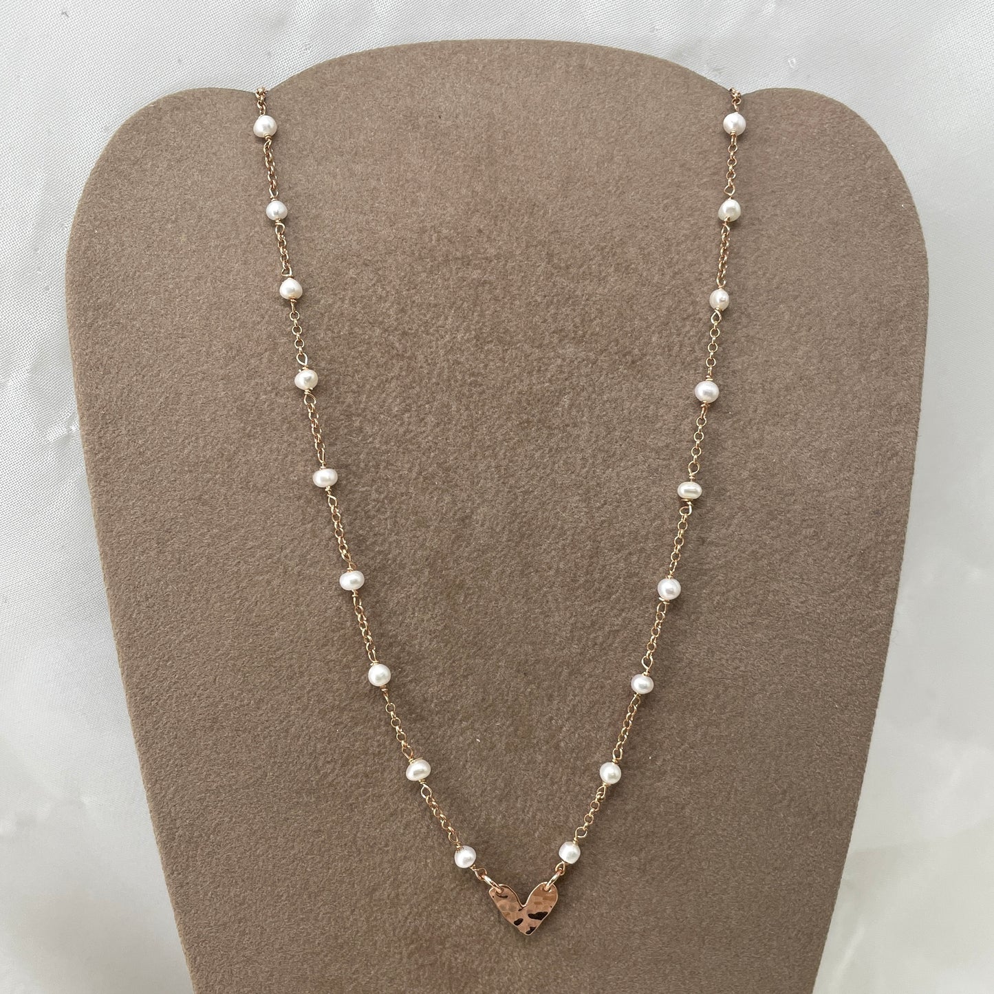 Collana rado perle bianche cm 35 con cuore battuto Formentera da 0,8 mm in linea - Lumiere Bijoux