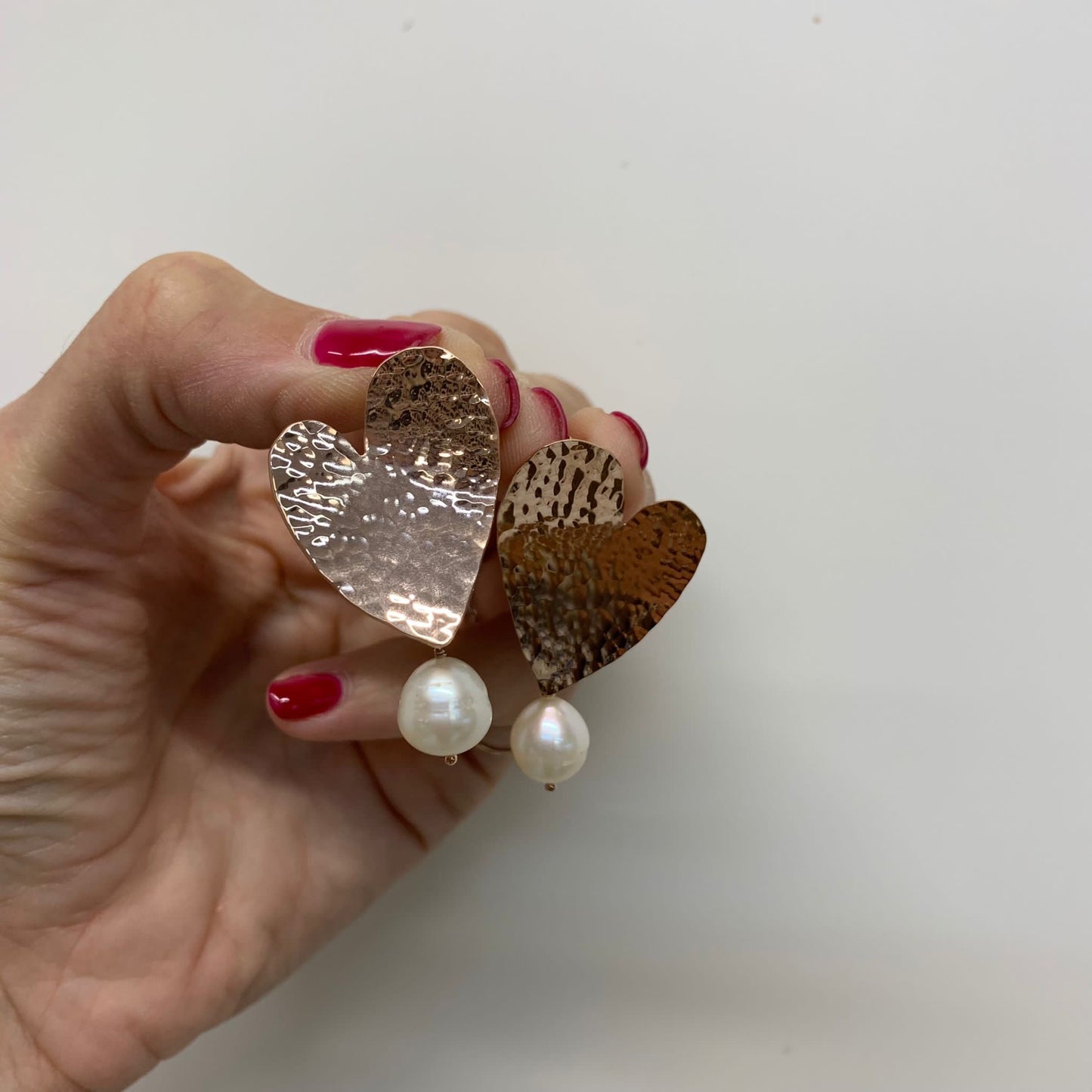 Coppia orecchini cuori allungati battuti rosé da 3,5 cm rosé con maxi perla barocca bianca pendente