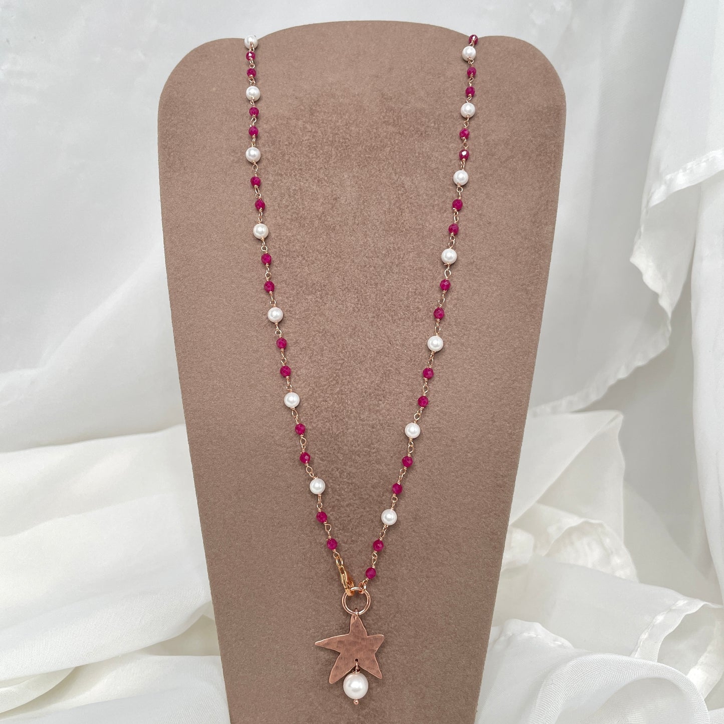 Collana lunga o a due fili cm 75 pietre rubino e perle sintetiche con stella satinata battuta e perla bianca - Lumiere Bijoux