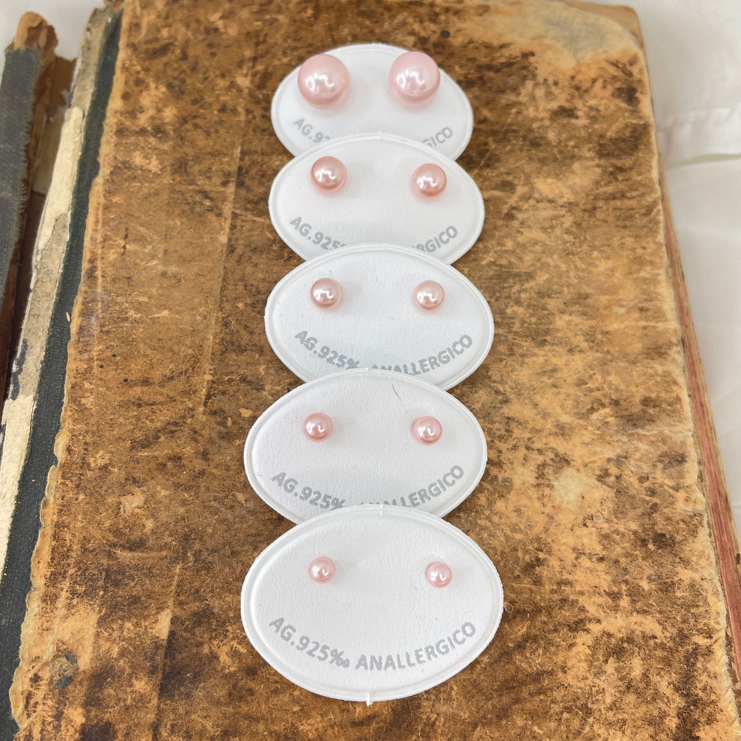 Coppia orecchini a lobo perla rosa - chiusura a farfallina - Lumiere Bijoux