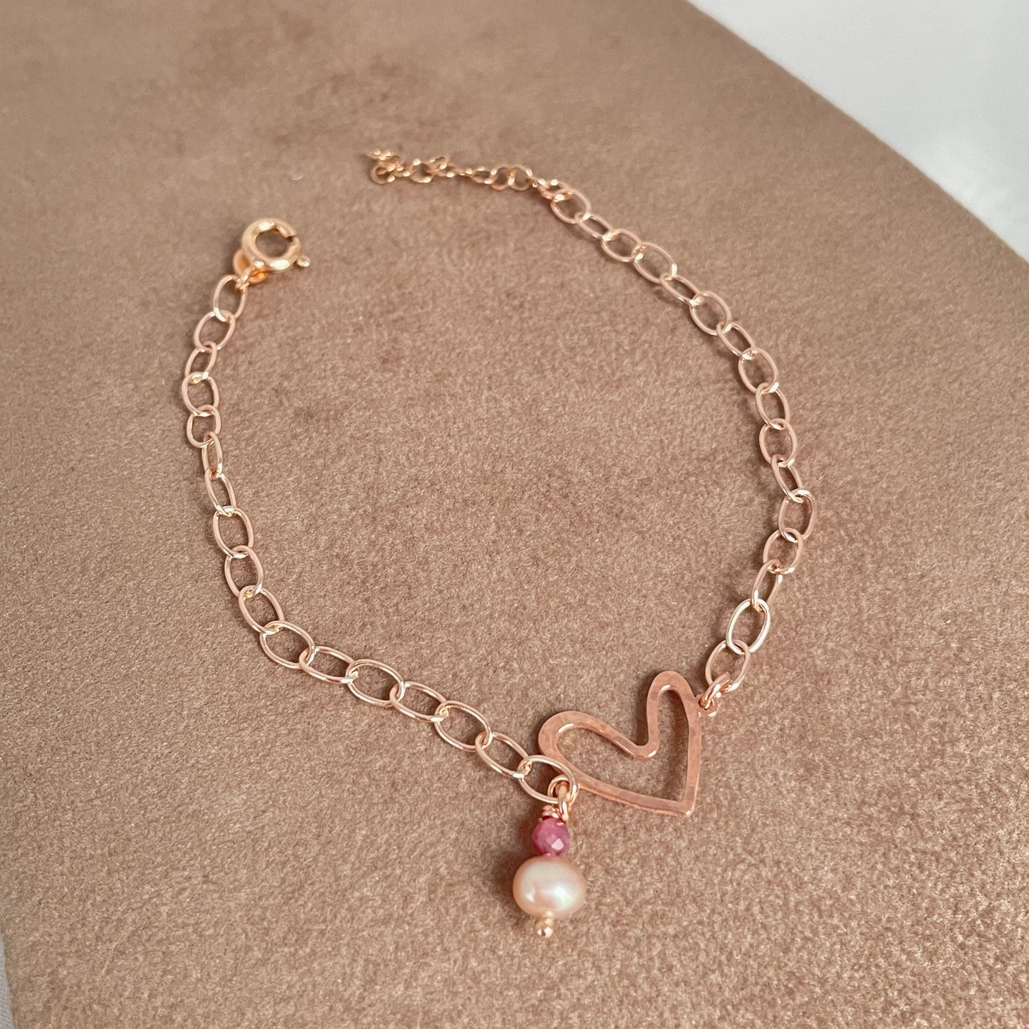 Bracciale catena micro sushi rosé cm17 con cuore Capri vuoto battuto da 1,5 cm e perla rosa con cristallo