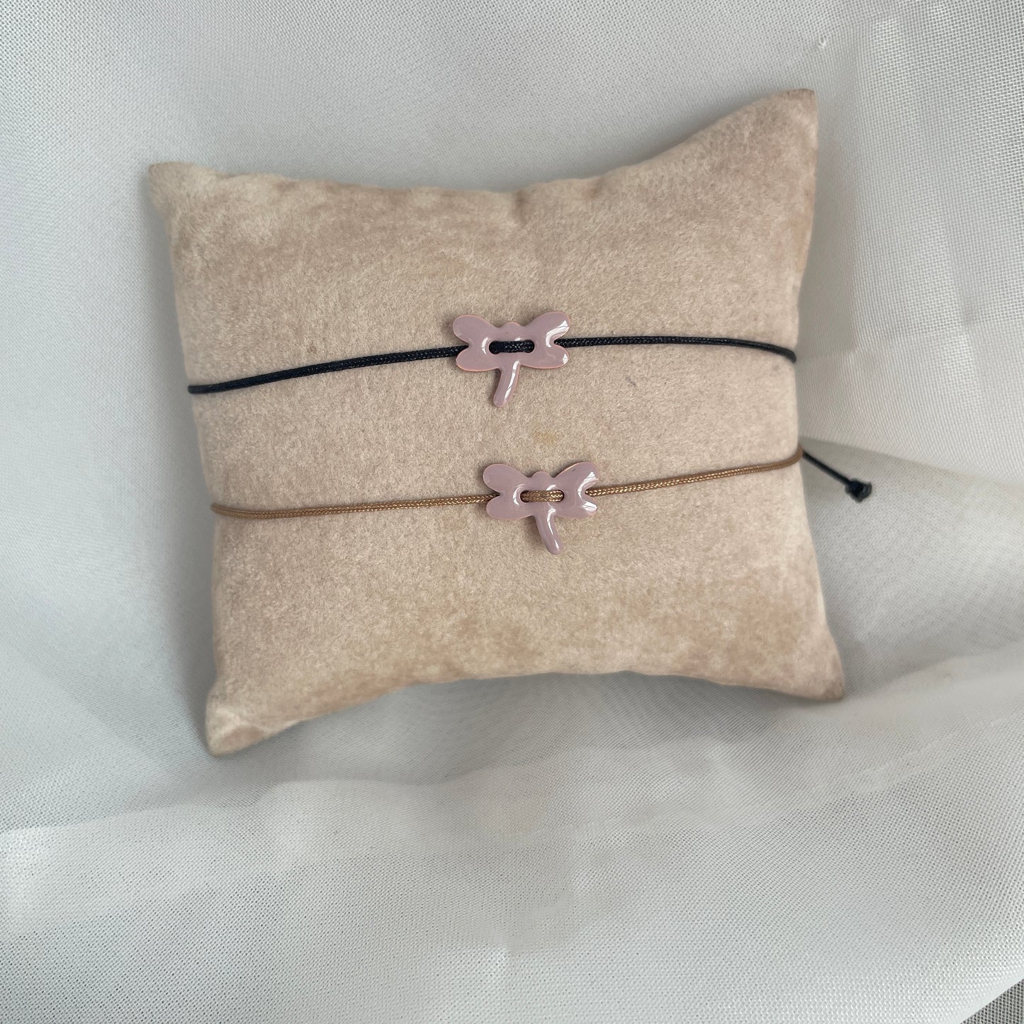 Bracciale cordino regolabile con libellula smaltata cipria - pezzi unici - Lumiere Bijoux
