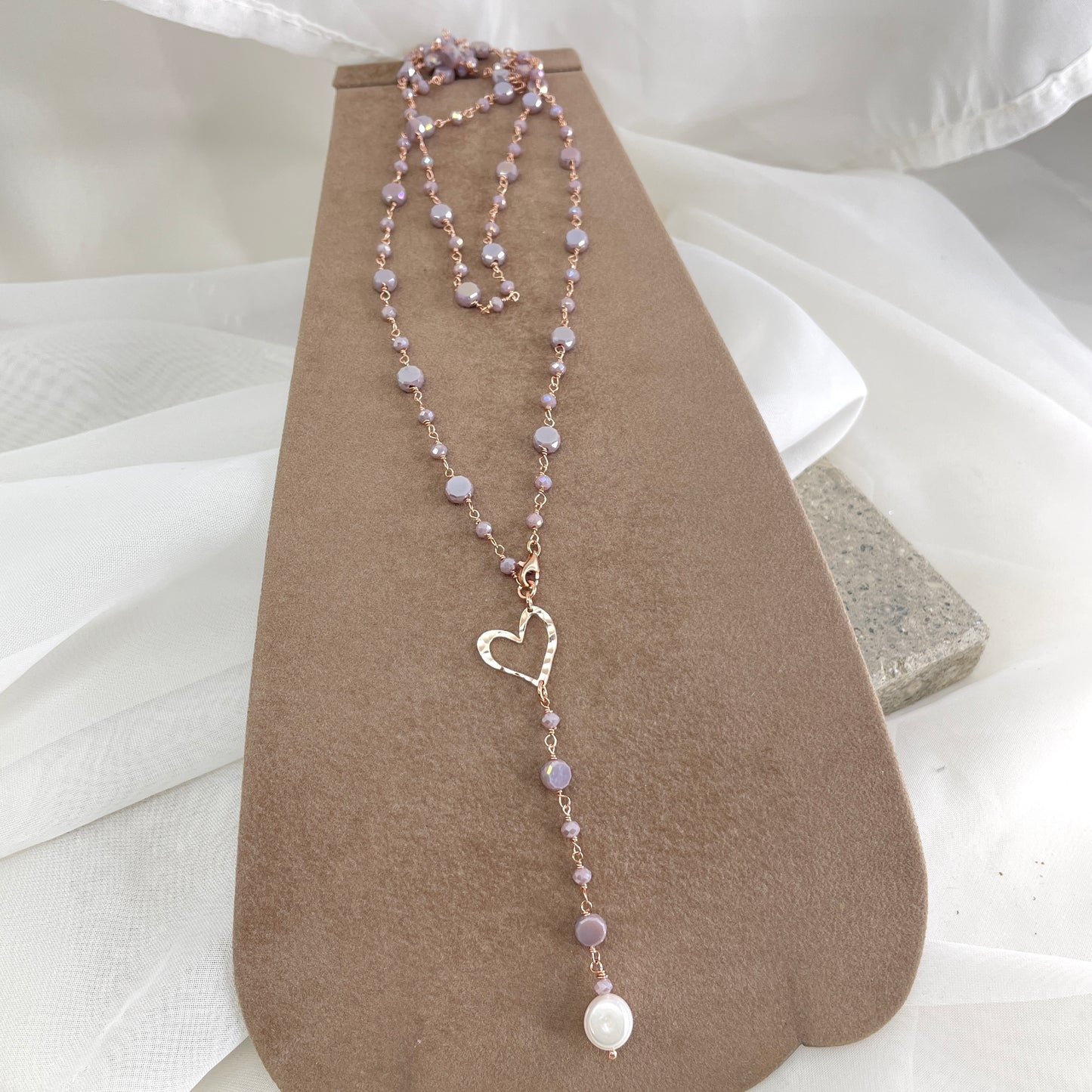 Collana cm 80 regolabile cristalli multiforma con soggetto battuto e perla pendente bianca - Lumiere Bijoux