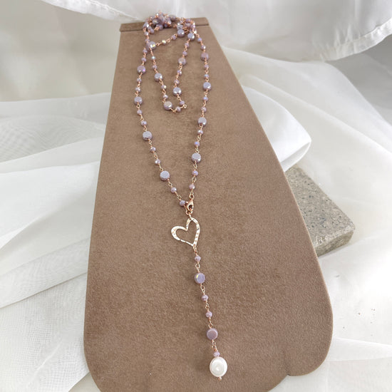 Collana cm 80 regolabile cristalli multiforma con soggetto battuto e perla pendente bianca - Lumiere Bijoux