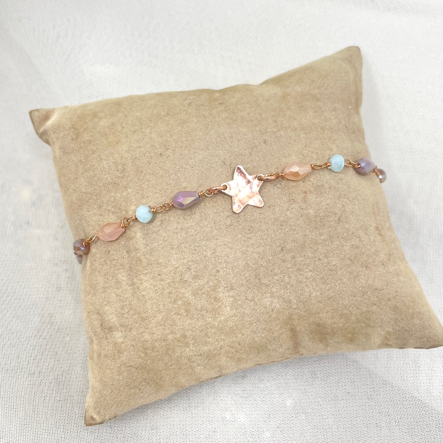 Bracciale cristalli azzurro e cipria cm 17 con soggetto battuto in linea rosè - pezzi unici