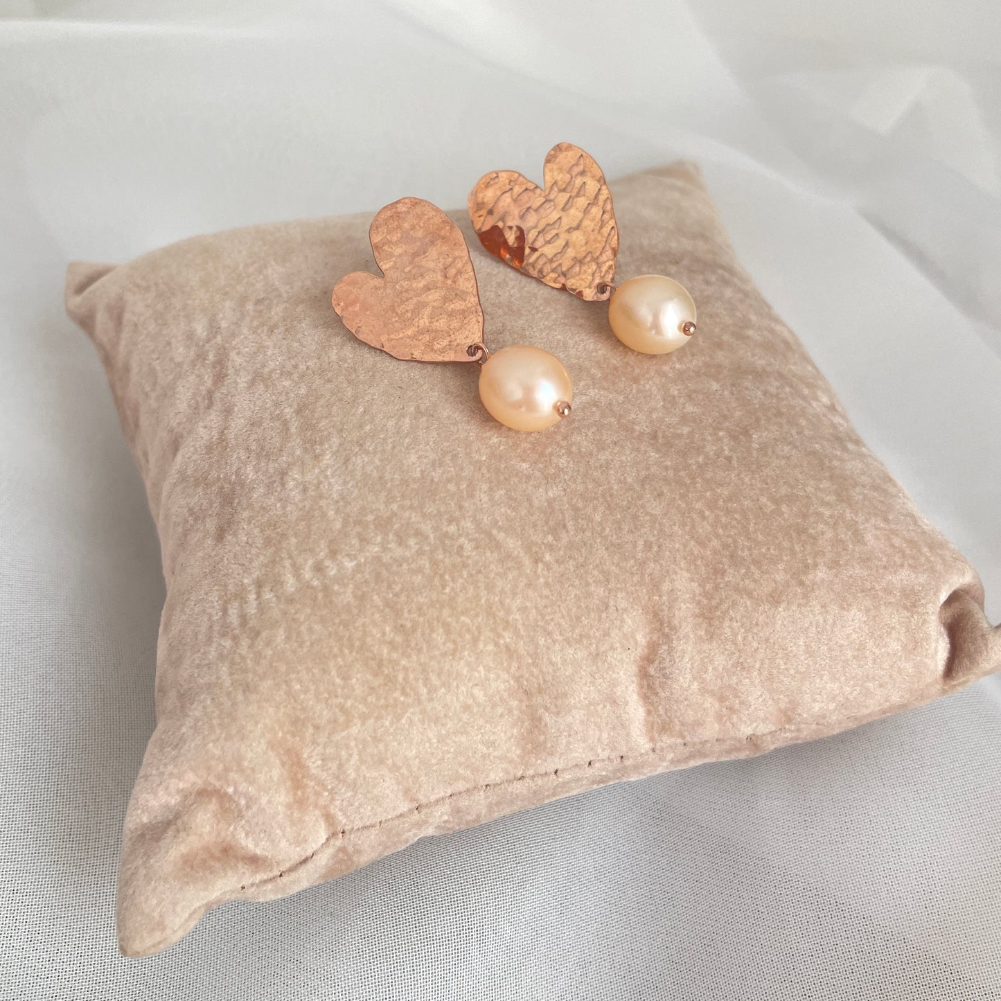 Coppia orecchini a lobo cuore GITANA da 2 cm rosè con perla ovale rosa o bianca - pezzi unici - Lumiere Bijoux