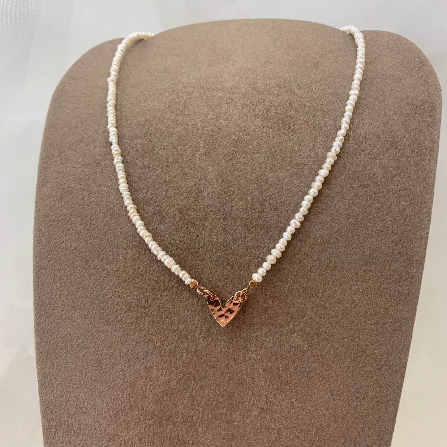 Collana choker cm 35 perle micro tonde irregolari con cuore bacio battuto da 1 cm - Lumiere Bijoux