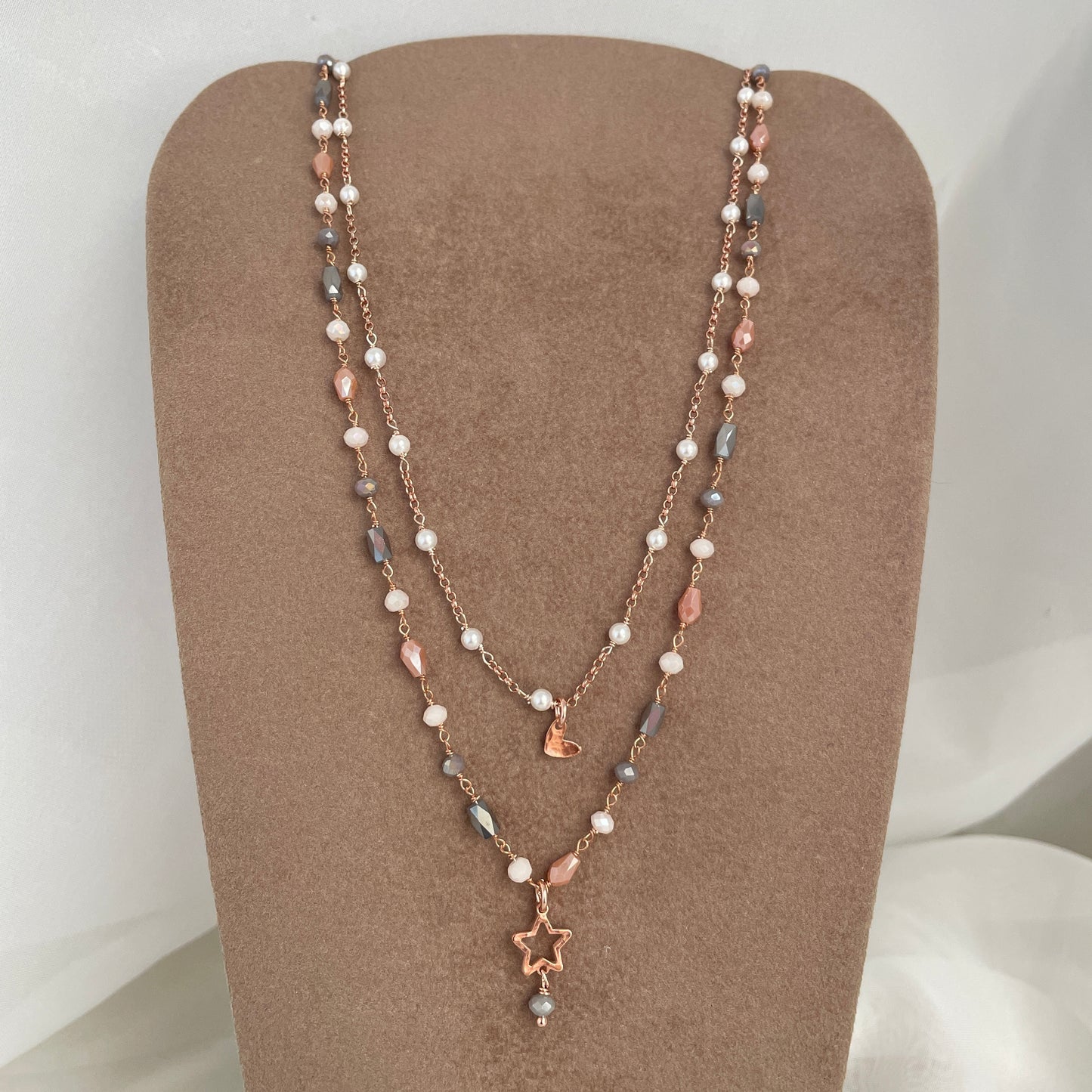 Collana due fili cristalli fango grigio beige con stella vuota battuta e cristallo grigio pendente