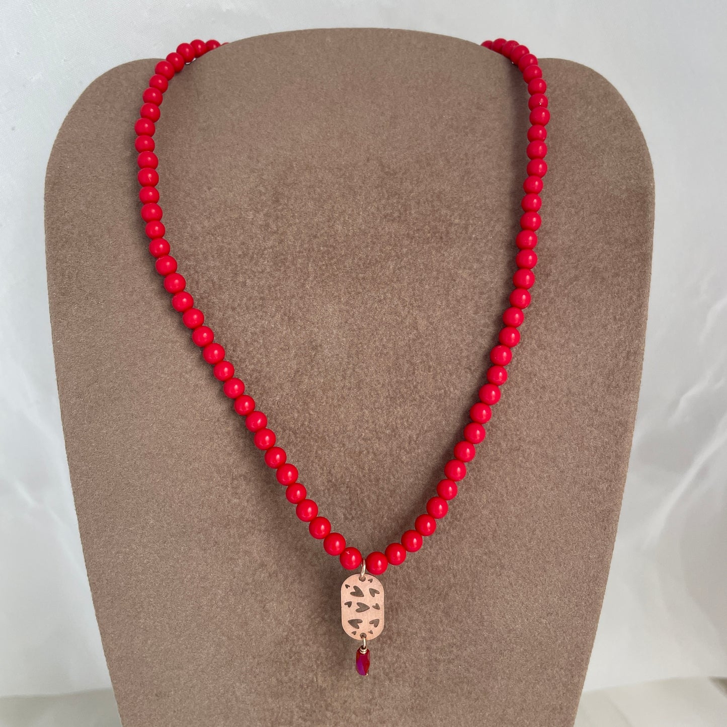 Collana sfere rosse cm 36 con cialdina satinata cuori traforati - pezzo unico - Lumiere Bijoux