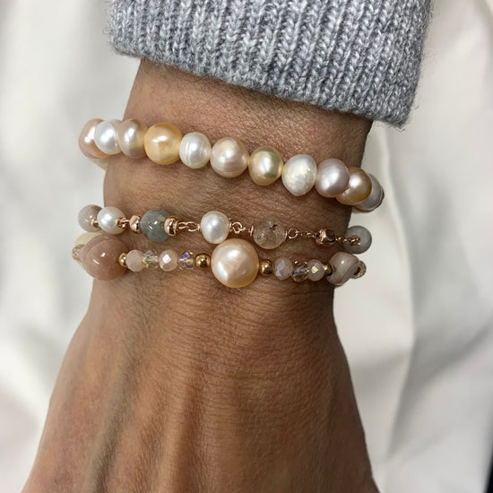 Bracciale perle bianche e pietre naturali colori polverosi cm 17 più 2 di allungamento rosè