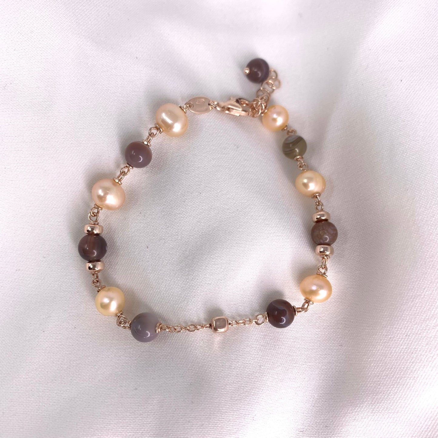 Bracciale perle rosa e pietre marroni/ grigio base rosè cm 17 più 2 di allungamento