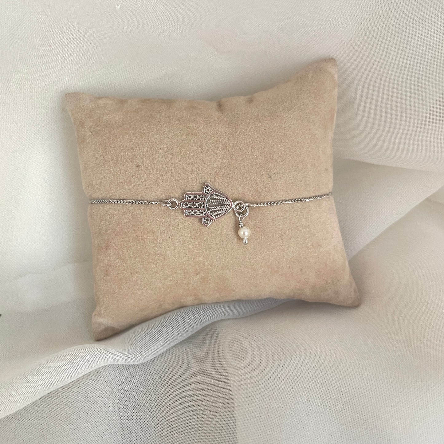 Bracciale catena grumette mano di fatima da 1,5 cm in linea e piccola perla cm 17 in argento bianco - pezzo unico