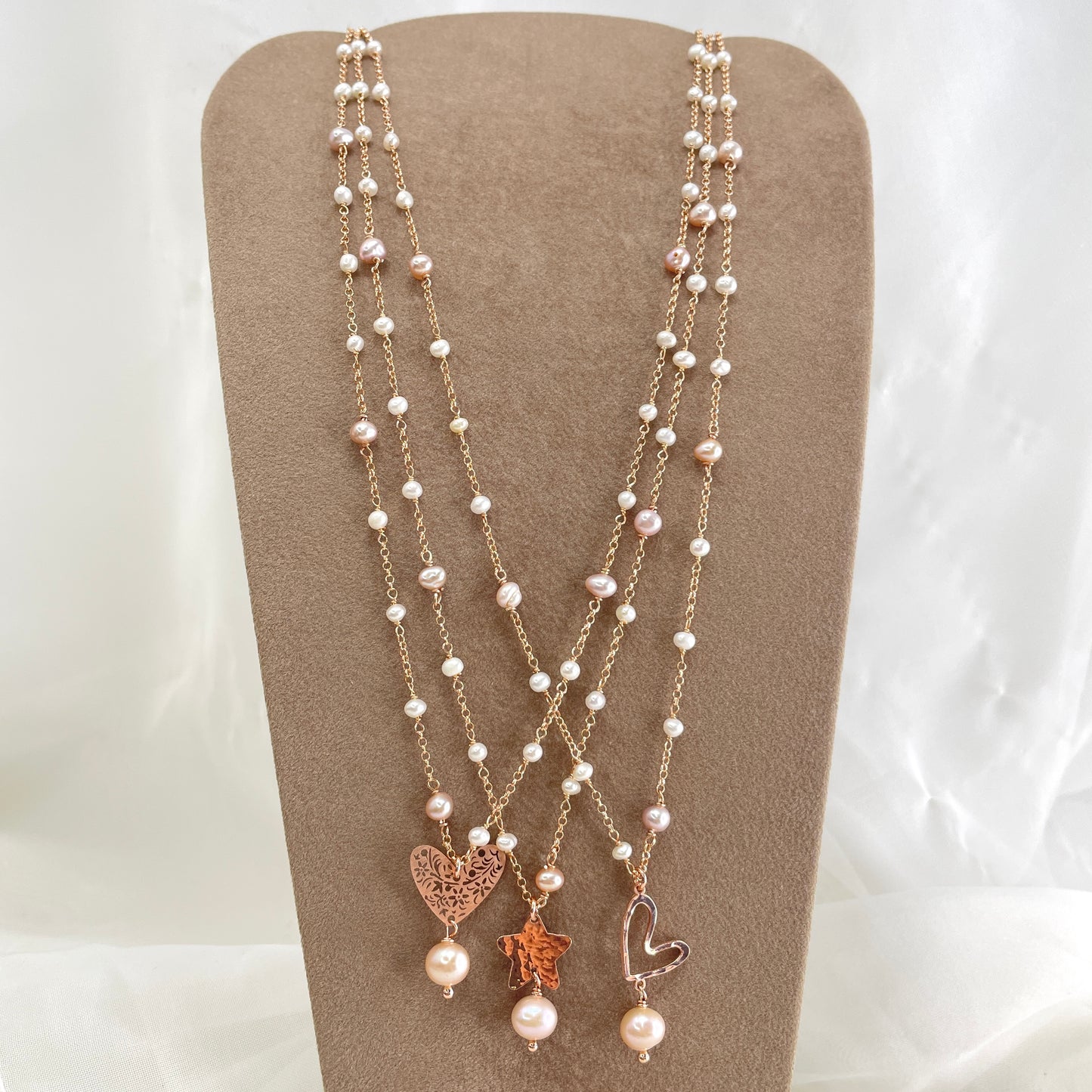 Collana rado perle bianche e rosa cm 50 con stella battuta o cuore Capri o cuore traforato con perla tonda rosa da 0,7 mm - Lumiere Bijoux