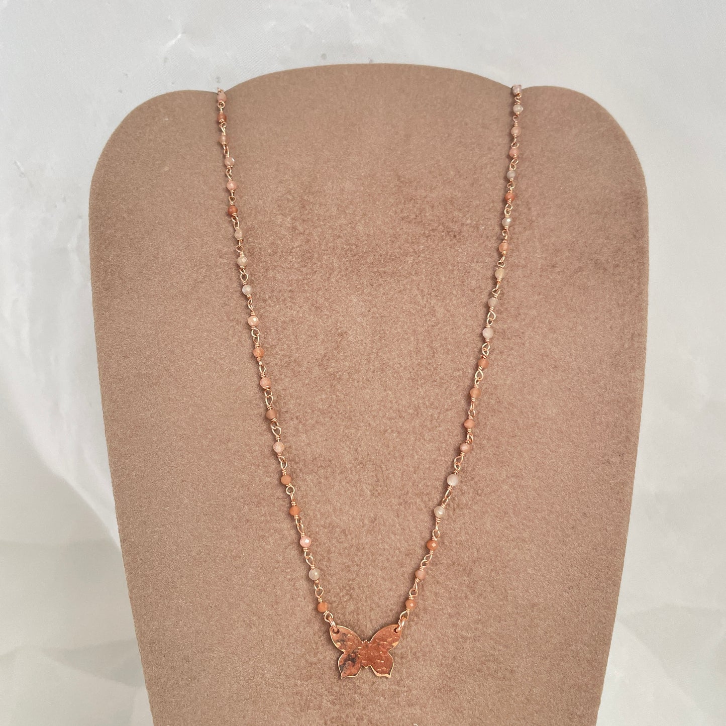 Collana cm 40 micro cristalli con farfalla battuta da 1,5 cm in linea - pezzi unici