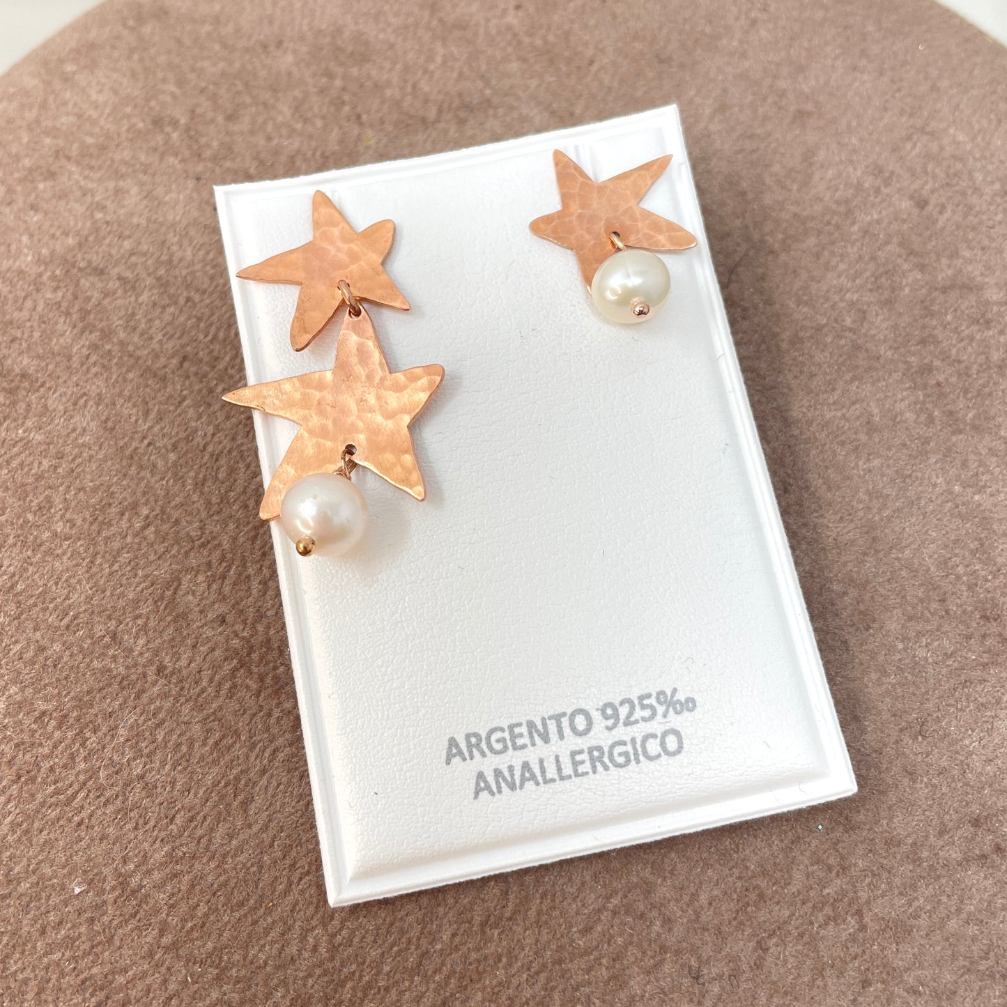 Coppia orecchini a lobo scoppiati stelle da 1,5 cm battute satinate irregolari con perla tonda bianca - pezzo unico - Lumiere Bijoux