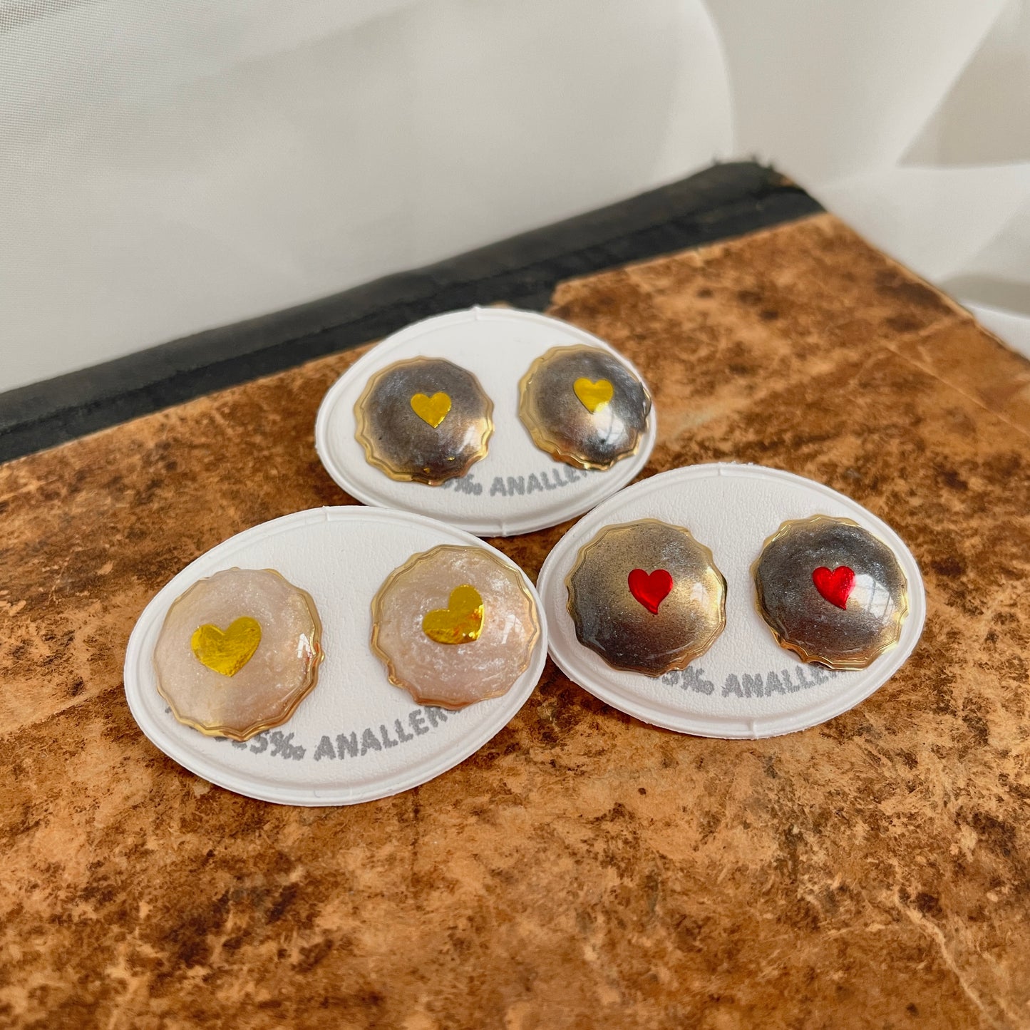 Coppia orecchini lobo Devoti con tondino da 1,8 cm laccato cuore smaltato oro o rosso base oro giallo - pezzi unici - Lumiere Bijoux