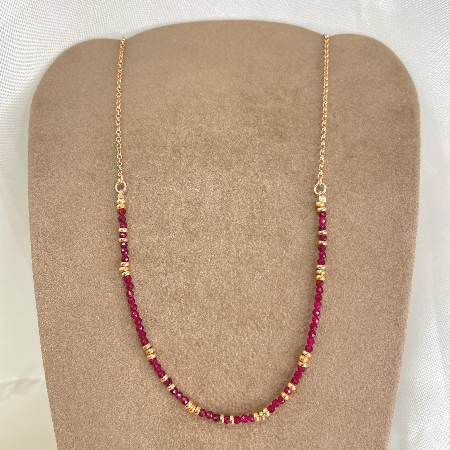 Collana cm 38 metà catena rolló metà micro cristalli rubino alternati a micro sfere rosè - Lumiere Bijoux