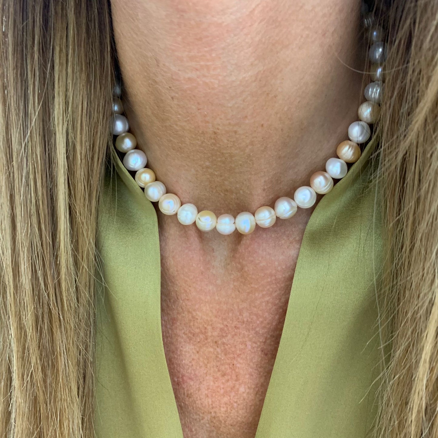 Collana perle tonde da 0,8 mm bianche, rosa e beige diametro cm35 più 5 di allungamento rosé