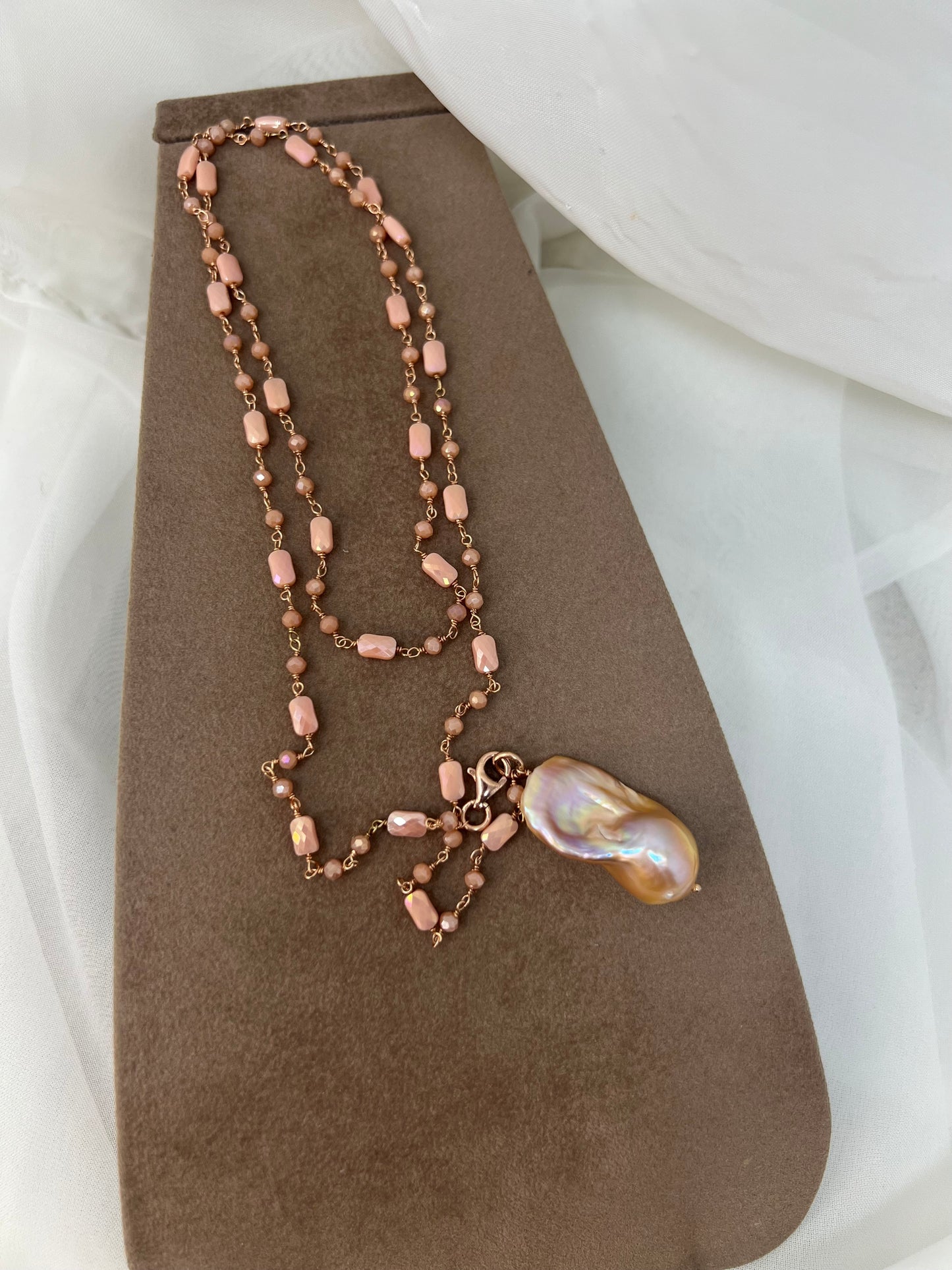 Collana trasformabile cristalli rosa pesca cangianti e maxi perla barocca rosa- Argento 925 rosé Pezzo unico - Lumiere Bijoux