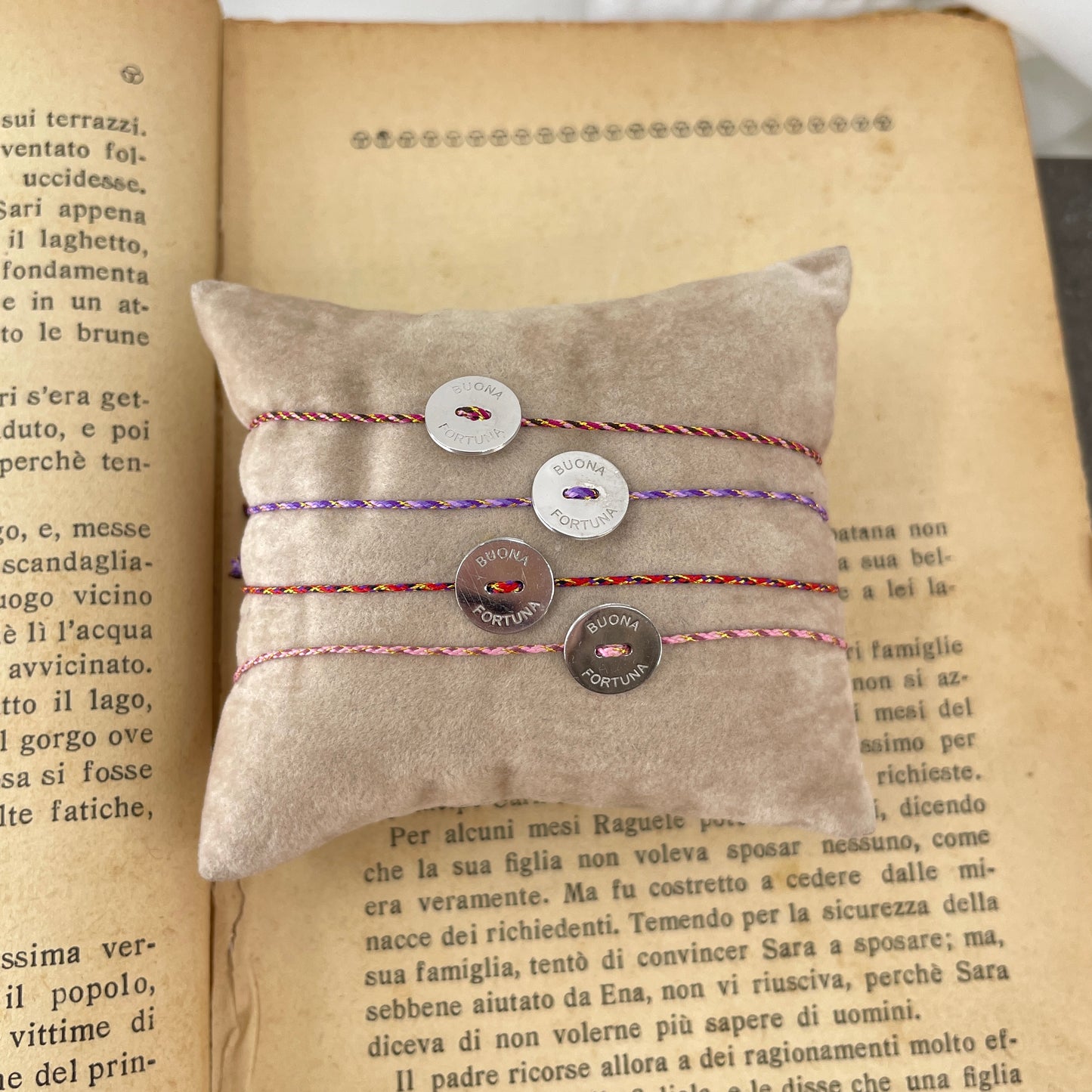 Bracciale cordino colorato regolabile cialdina tonda Buona Fortuna - Lumiere Bijoux