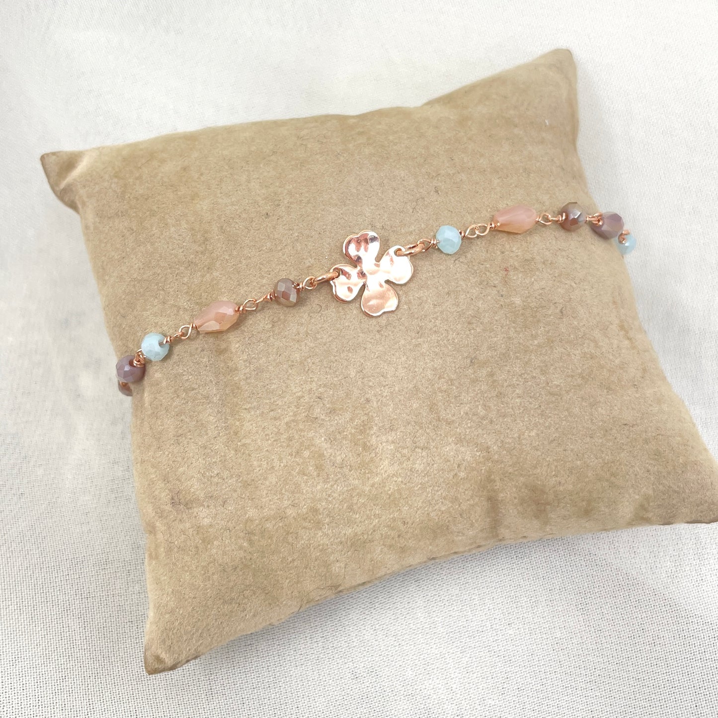 Bracciale cristalli azzurro e cipria cm 17 con soggetto battuto in linea rosè - pezzi unici
