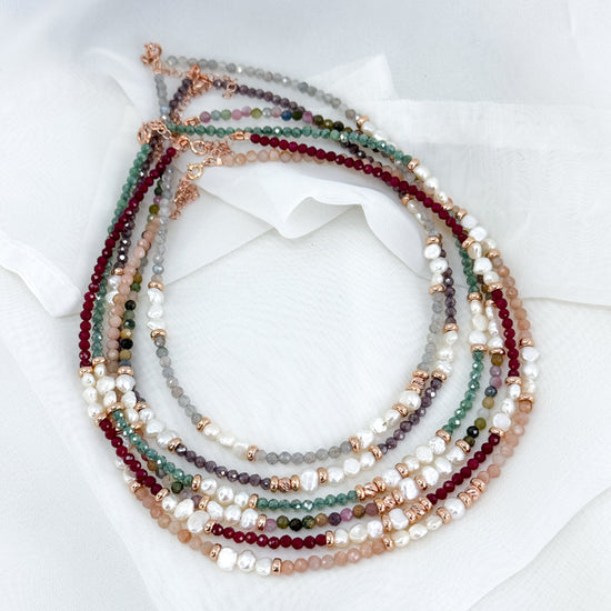 Collana cm 35 cristalli multicolore e tris di perle tra due pepite in argento rosé - Lumiere Bijoux