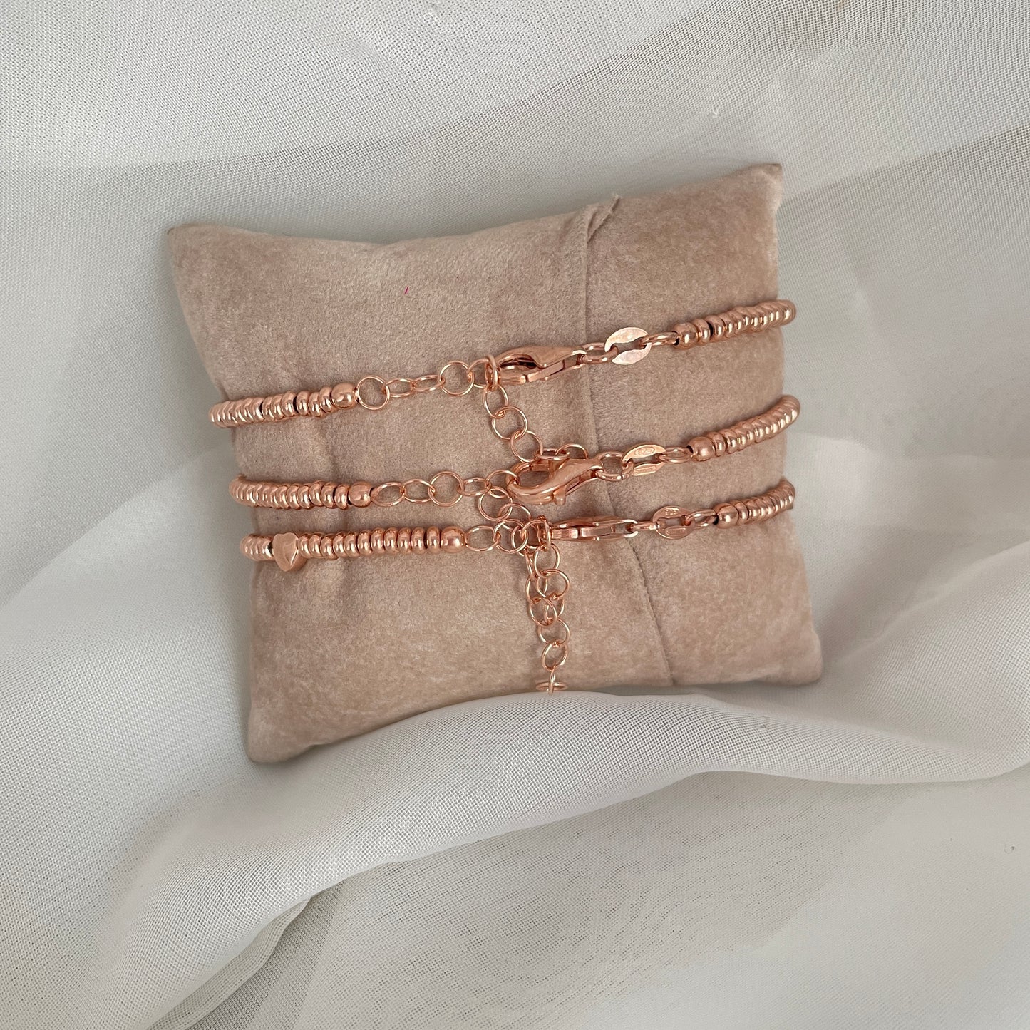 Bracciale sfere schiacciate rosè con cuore, cuori o stella in linea - pezzi unici