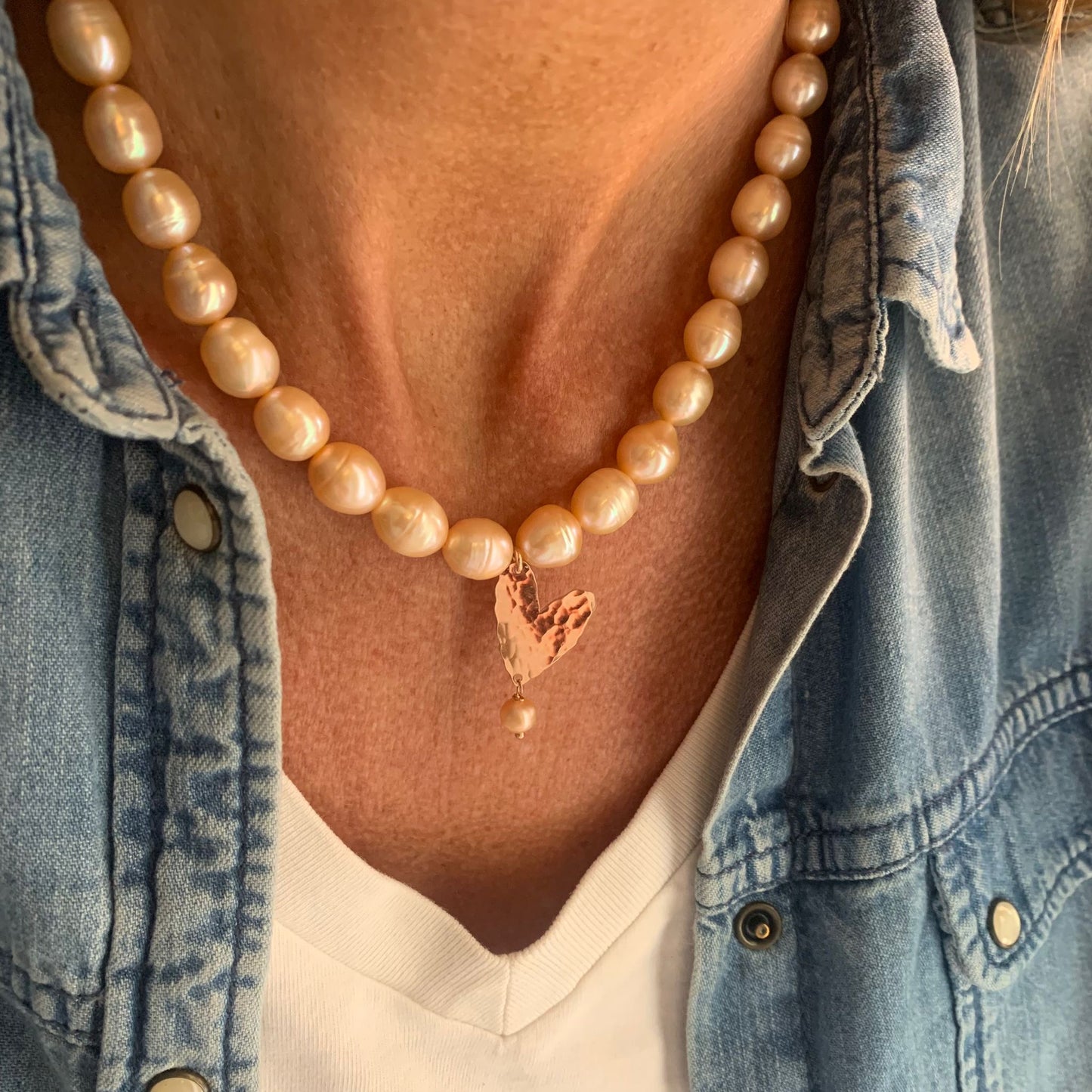 Collana perle barocche rosa da circa 1 cm cm 40 più 5 di allungamento con cuore allungato battuto da 2 cm