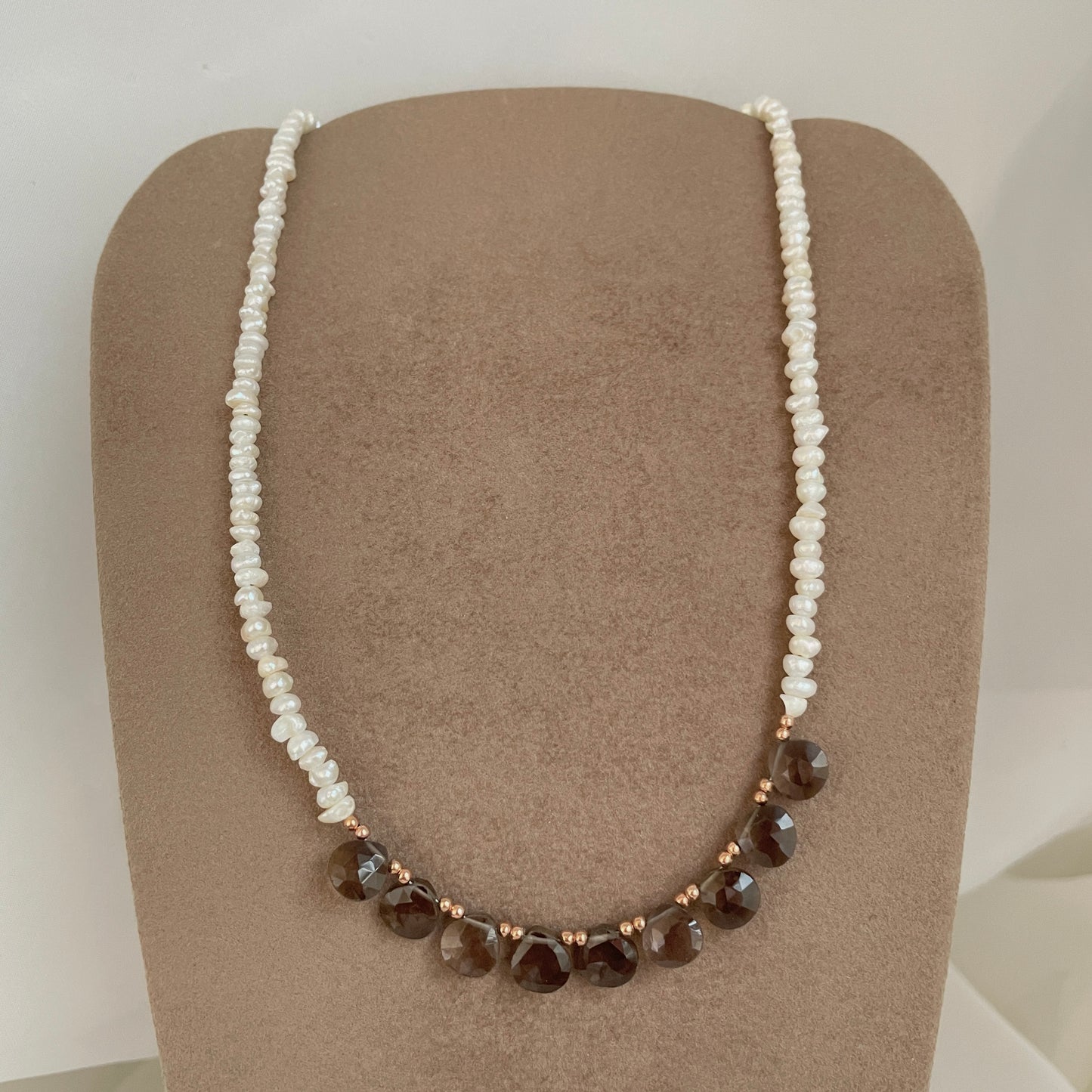 Collana Panarea perle conchiglia irregolari bianche e pietre cm 36 - Lumiere Bijoux