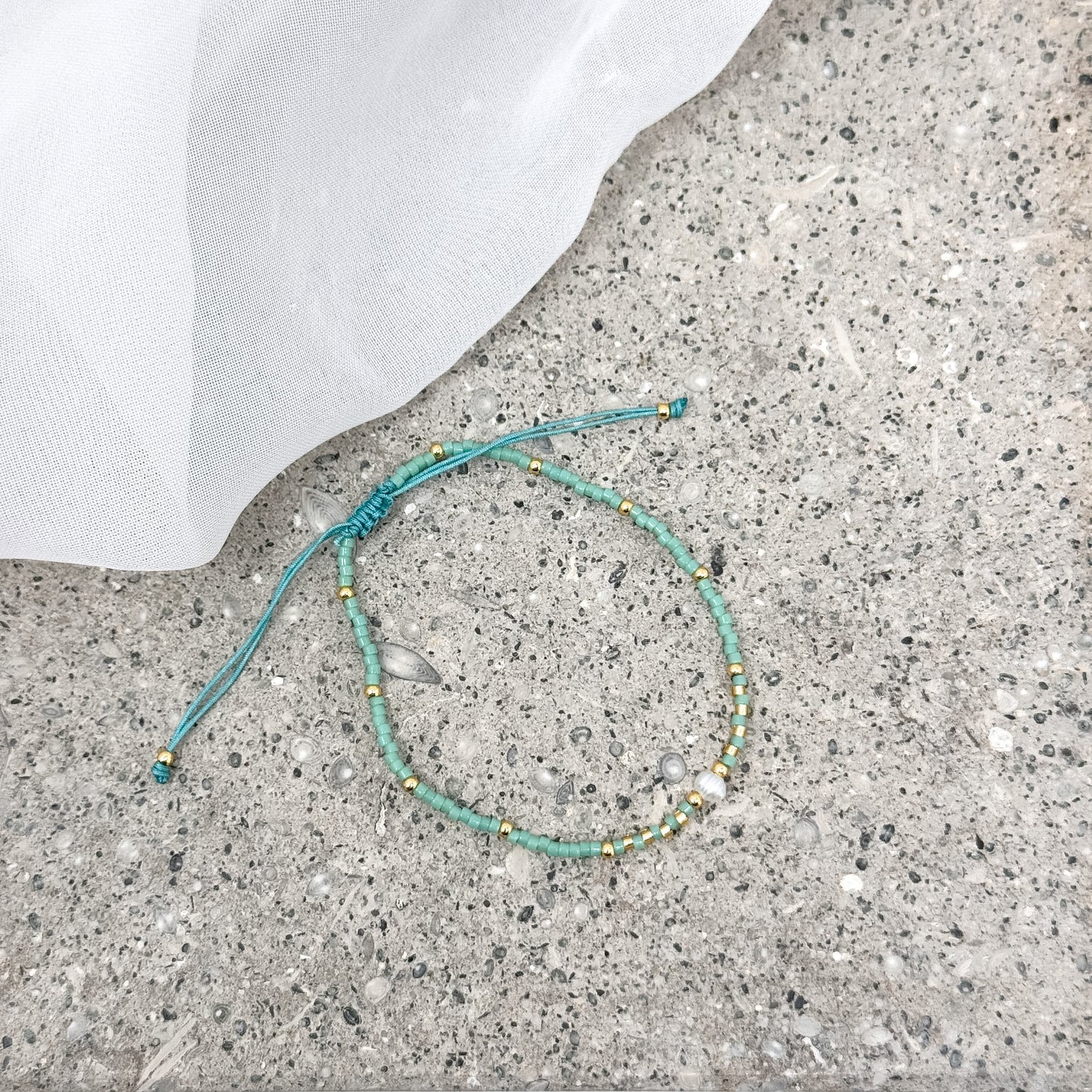 Bracciale cordino regolabile miyuki micro rondelle alternate a micro sfere oro giallo con perla tonda naturale bianca centrale ottone - Lumiere Bijoux