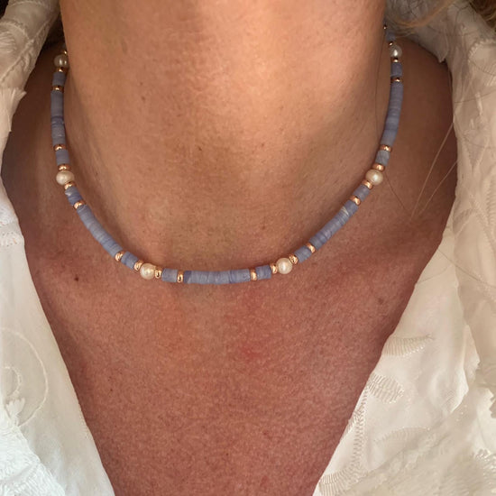 Collana pietre naturali azzurro polvere e perle bianche cm 35 più 5 di allungamento rosè
