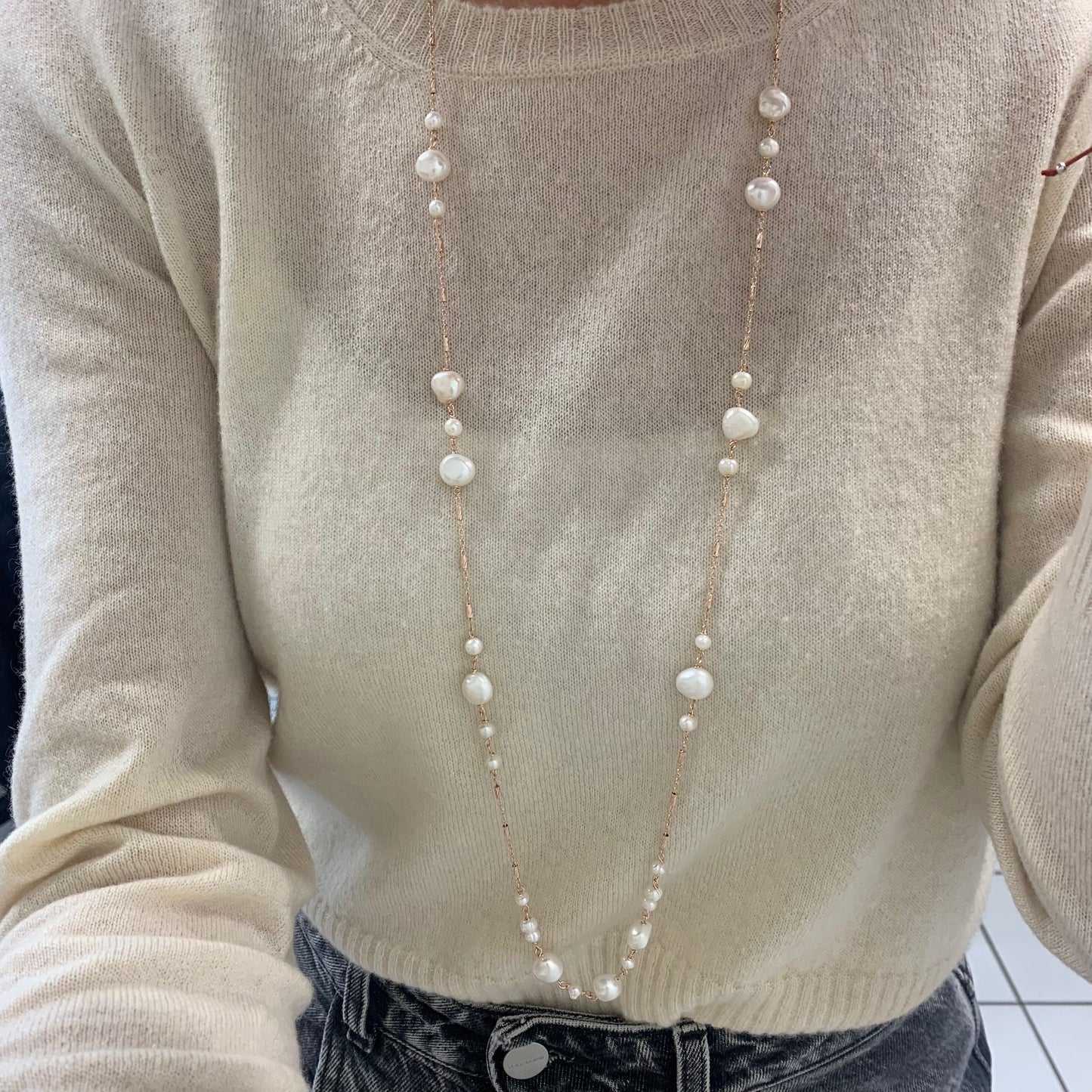 Collana catena dadini rosè cm 90 con perle bianche tonde irregolari