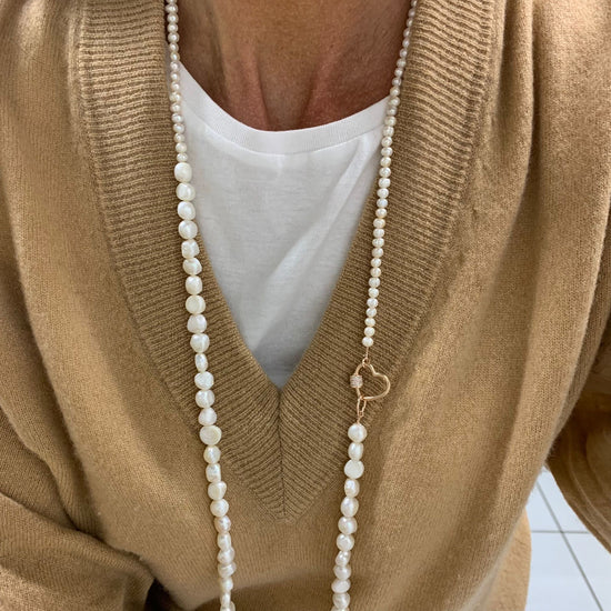Collana 95 cm alternata da perle bianche irregolari da 0,6 mm, a perle tonde da 0,3 mm con cuore e cilindro zirconi bianchi base rosè