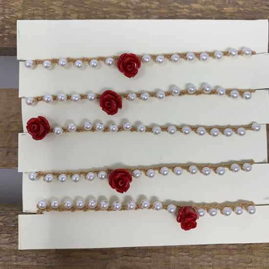 Bracciale elastico perle bianche con rosellina rosso scuro