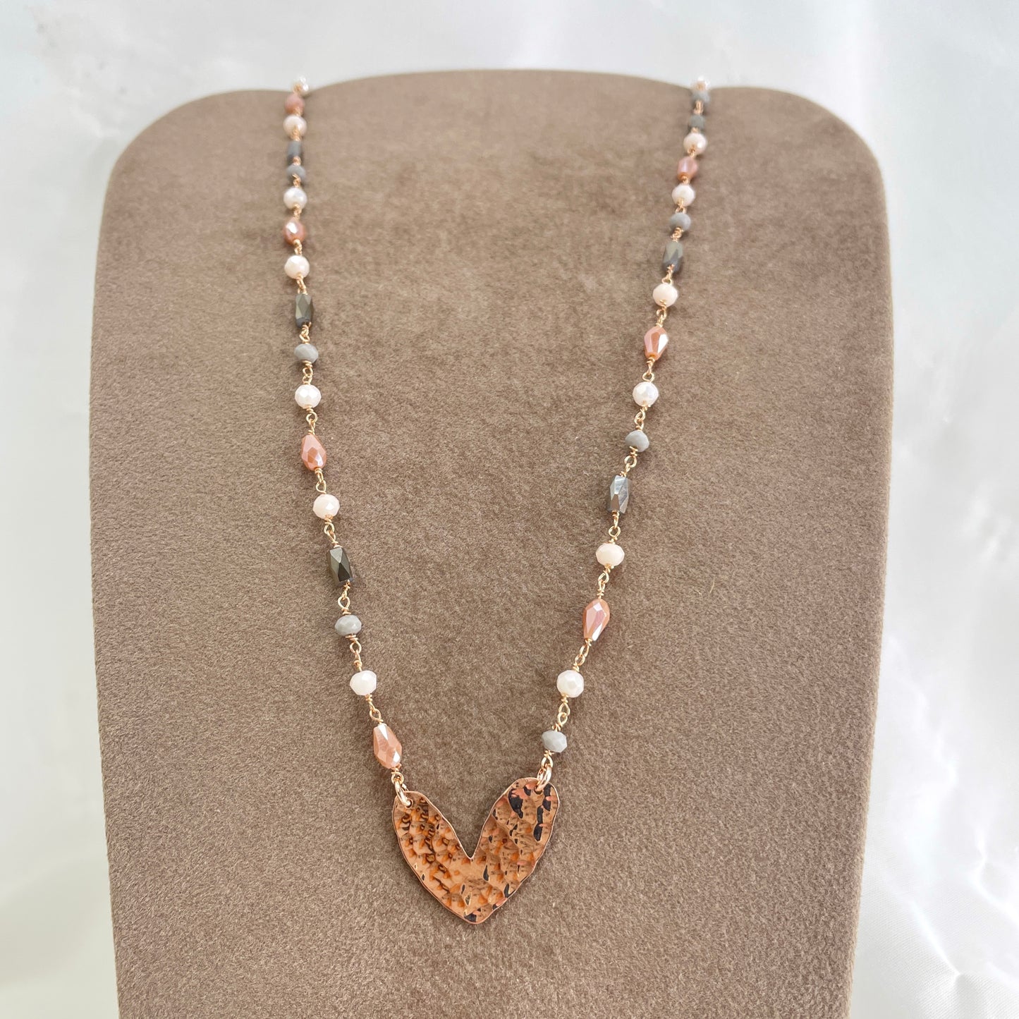 Collana cristalli fango, grigi, rosa cangianti cm 40 con stella battuta o cuore bacio o cuore capri in linea - Lumiere Bijoux