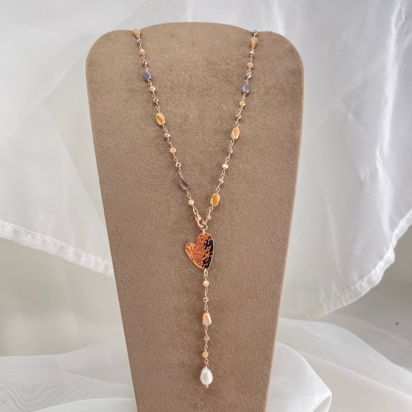 Collana cm 80 regolabile cristalli multiforma con soggetto battuto e perla pendente bianca - Lumiere Bijoux