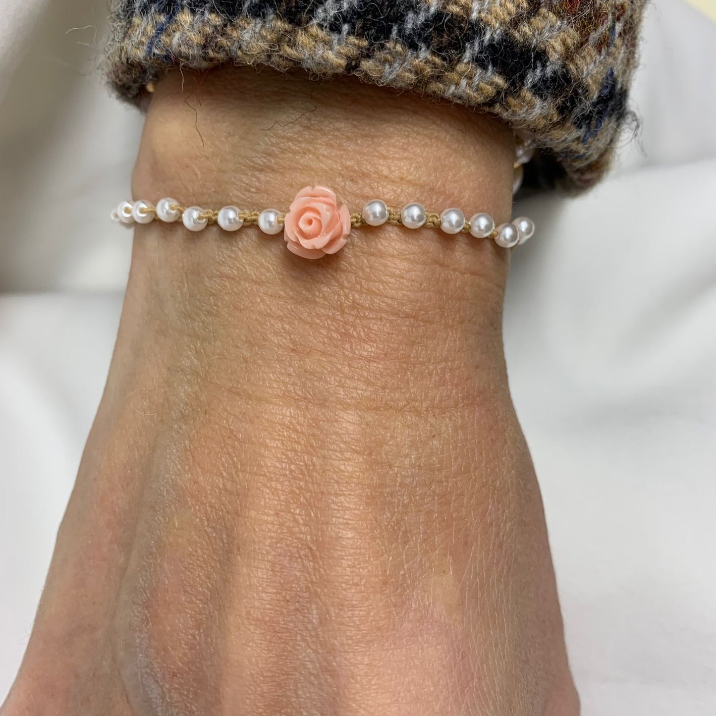 Bracciale elastico perle bianche con rosellina rosa chiaro