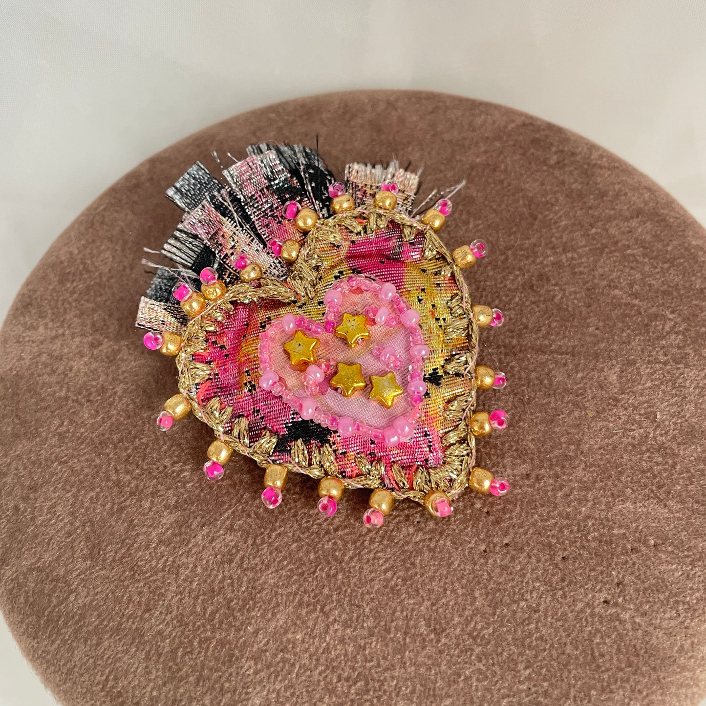 Spilla a cuore sacro in tessuto ricamato e perline - pezzi unici - Lumiere Bijoux