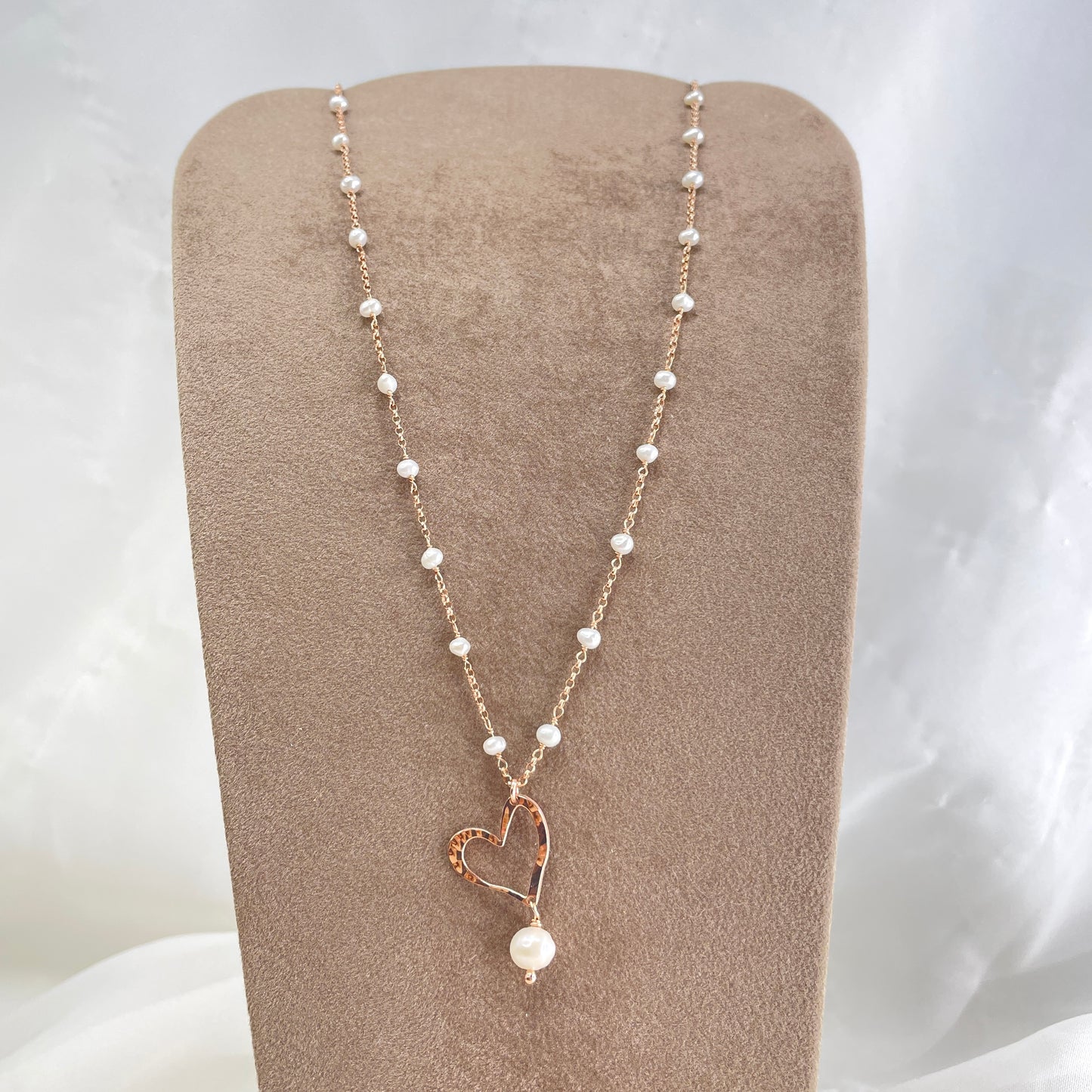 Collana rado perle bianche cm 50 con soggetto battuto cuore corazon o stella vuota o cuore allungato e perla tonda bianca pendente - Lumiere Bijoux