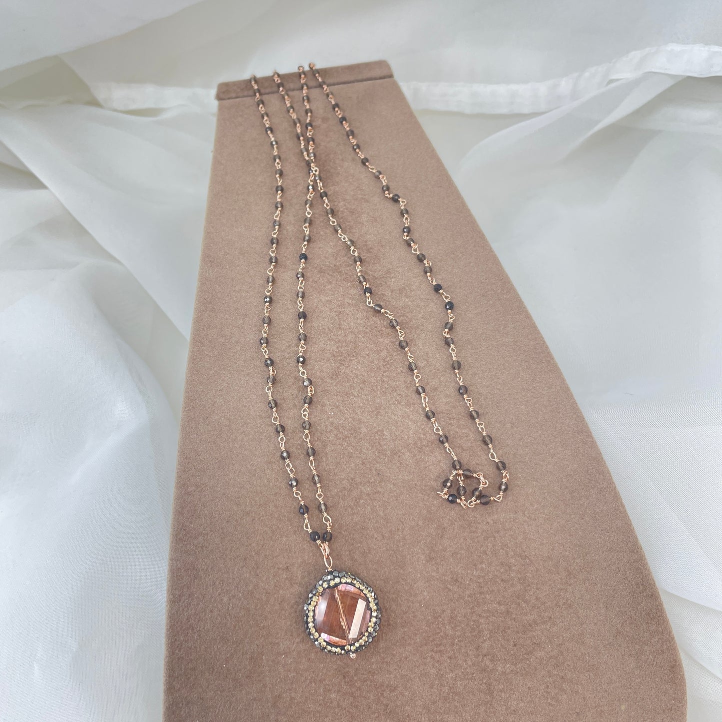 Collana cristalli fumè incatenati su base metallo bagnato oro rosa cm 90 - Lumiere Bijoux