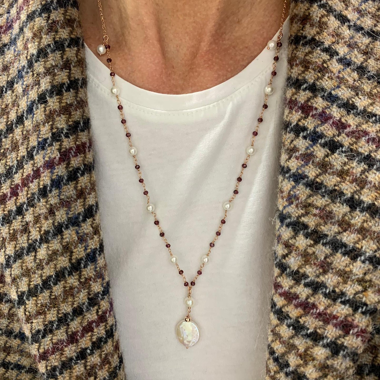 Collana cristalli granato alternata da perle tonde bianche  con pendente perla moneta cm 60 più 2 di allungamento rosè
