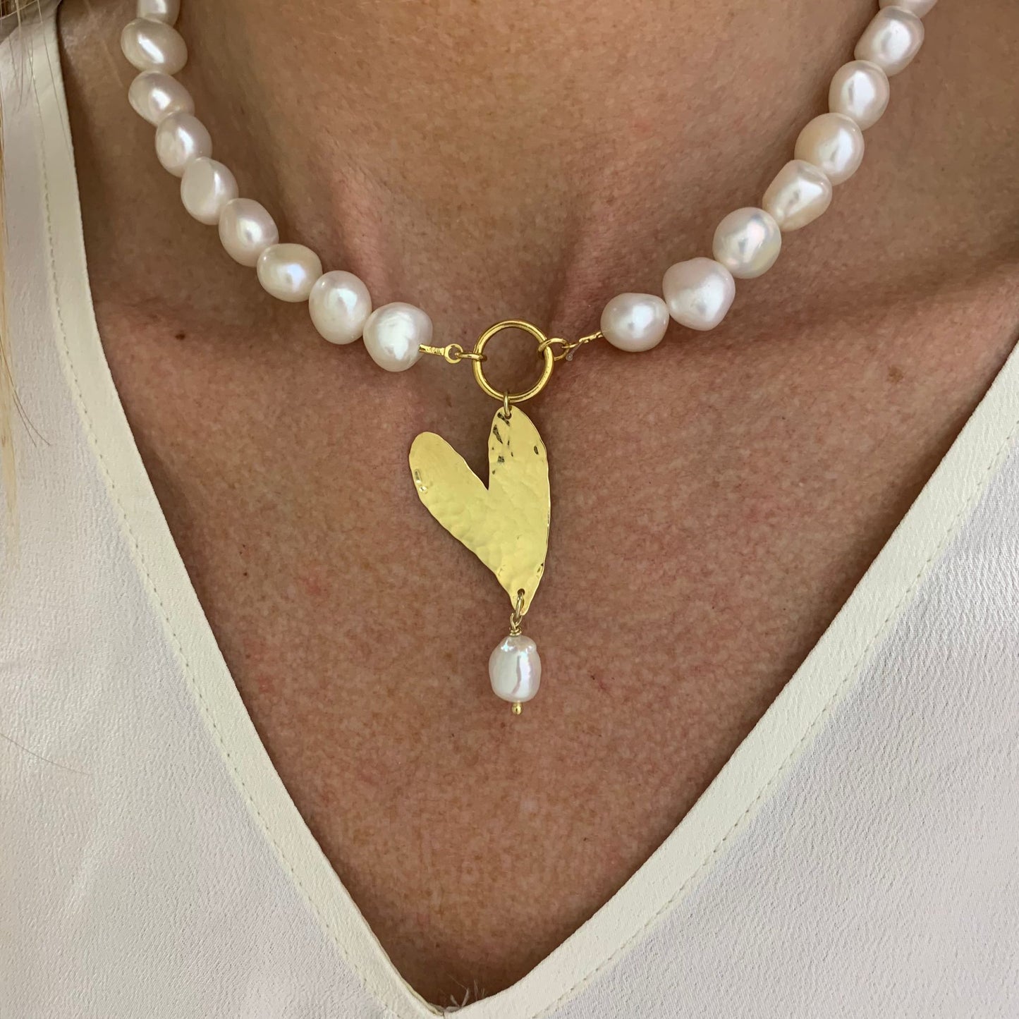 Collana maxi perle barocche bianche con maxi cuore battuto pendente bagno d’oro giallo cm 38